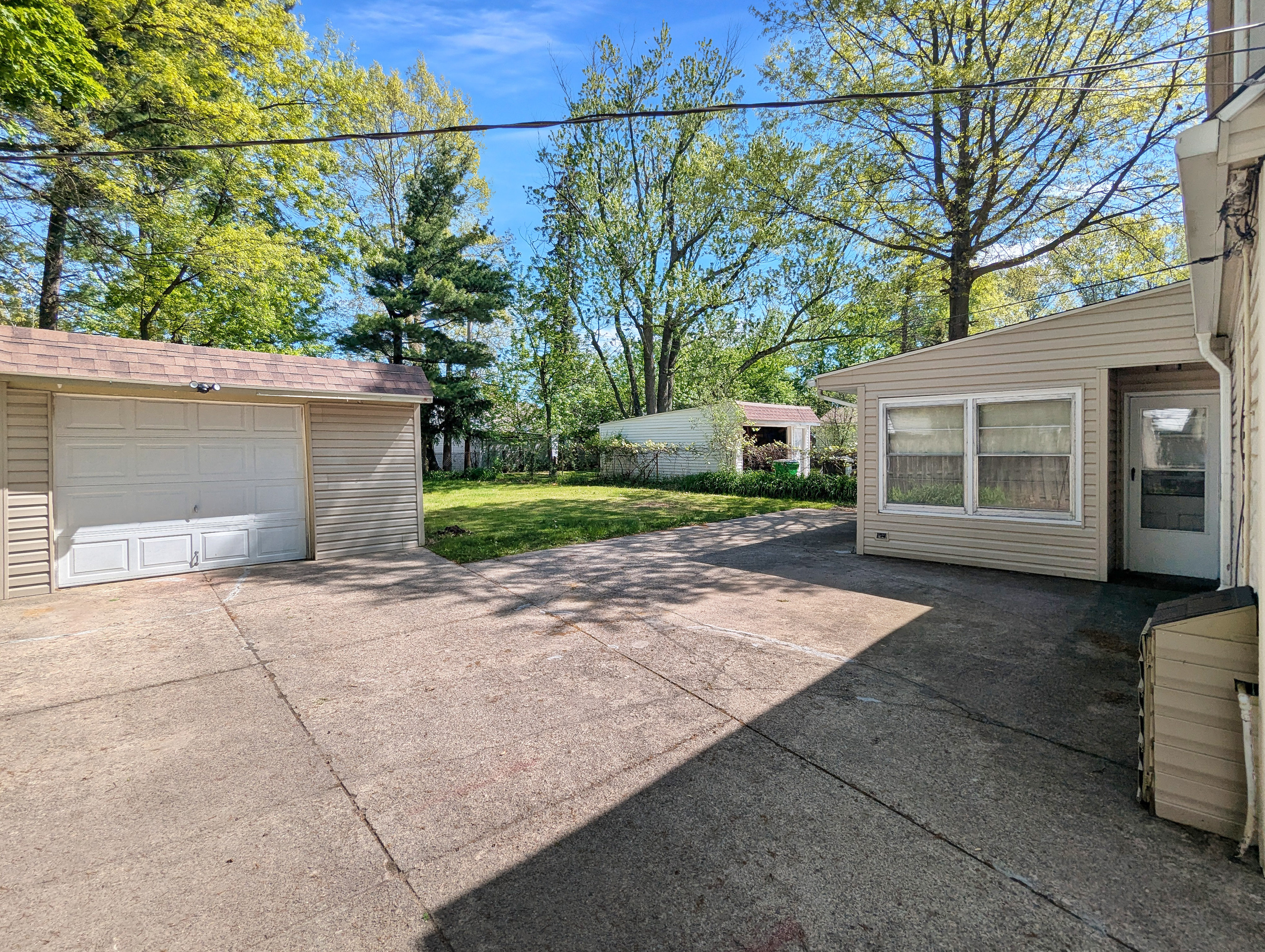 Photo 7 of 22 of 4135 Eastway Rd, Cleveland, OH