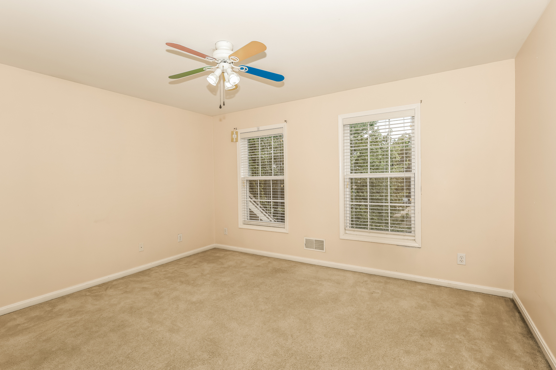 Photo 12 of 23 of 10917 Worthington Ln, Prospect, KY