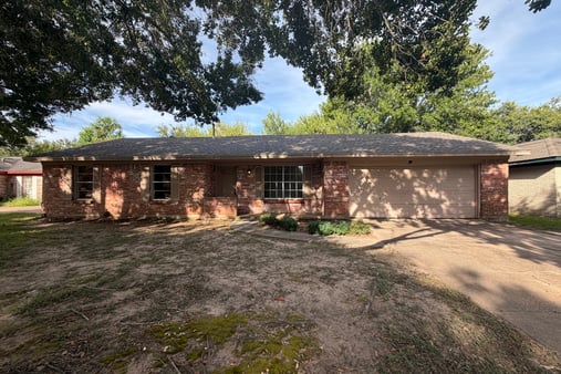 Photo 1 of 18 of 3506 Oxford Rd, Alvin, TX