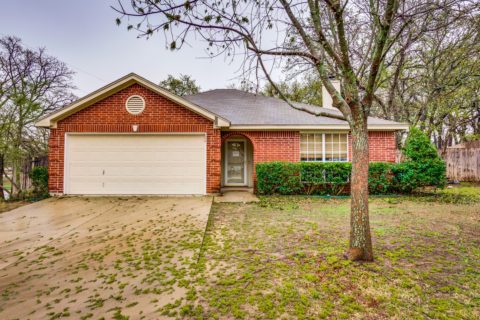 Photo 1 of 27 - 564 Dylan Ct, Azle, TX 76020