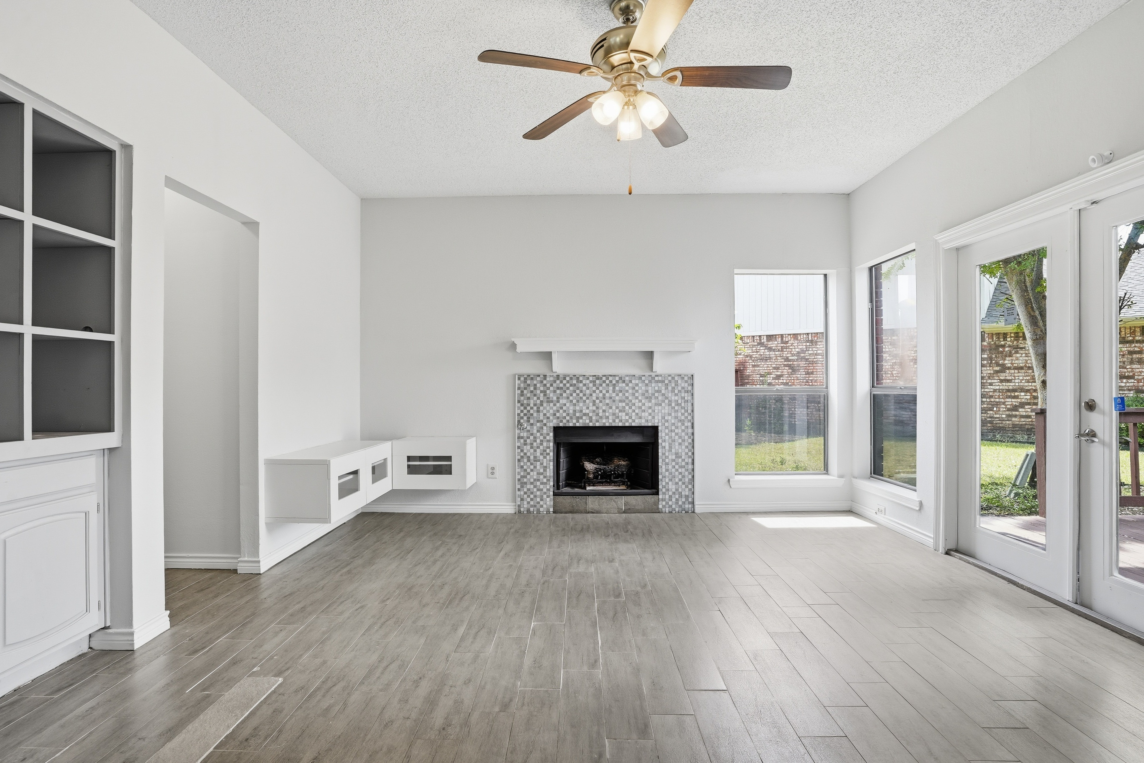 Photo 3 of 31 of 2142 Falcon Ridge Dr, Carrollton, TX