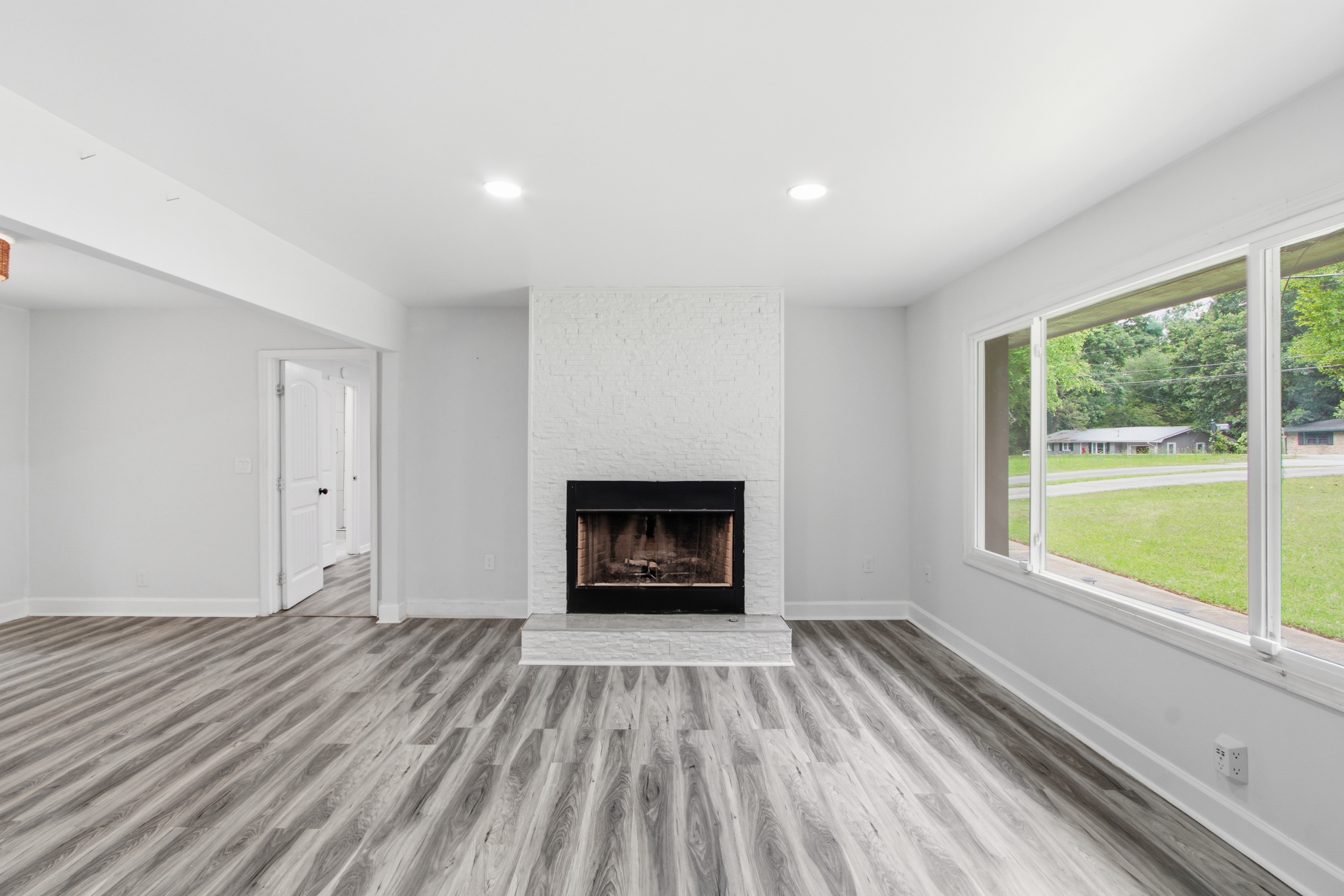 Photo 3 of 29 of 1614 Carolyn Dr, Stone Mountain, GA