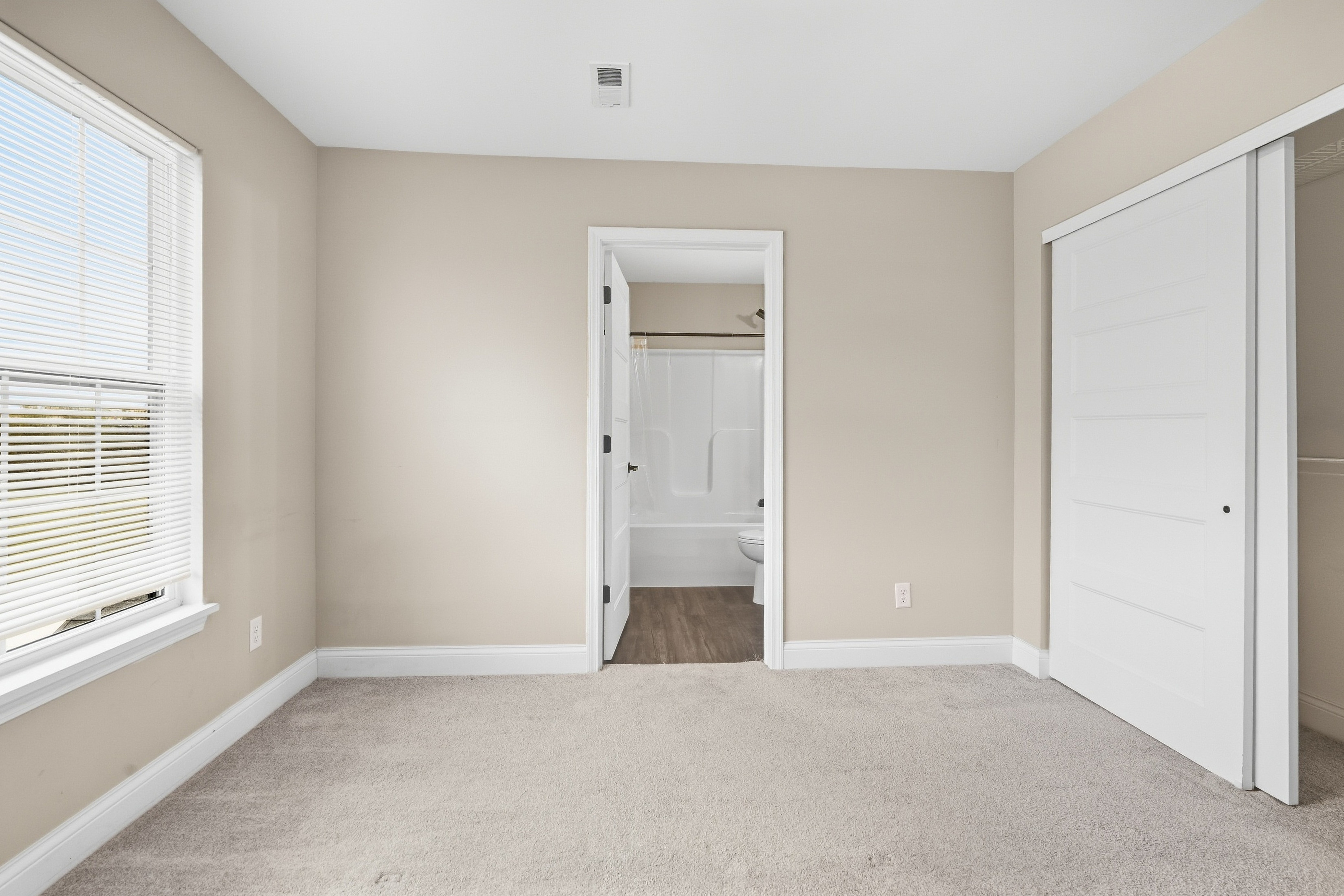 Photo 15 of 39 of 1623 Oglesby Dr, Edwardsville, IL