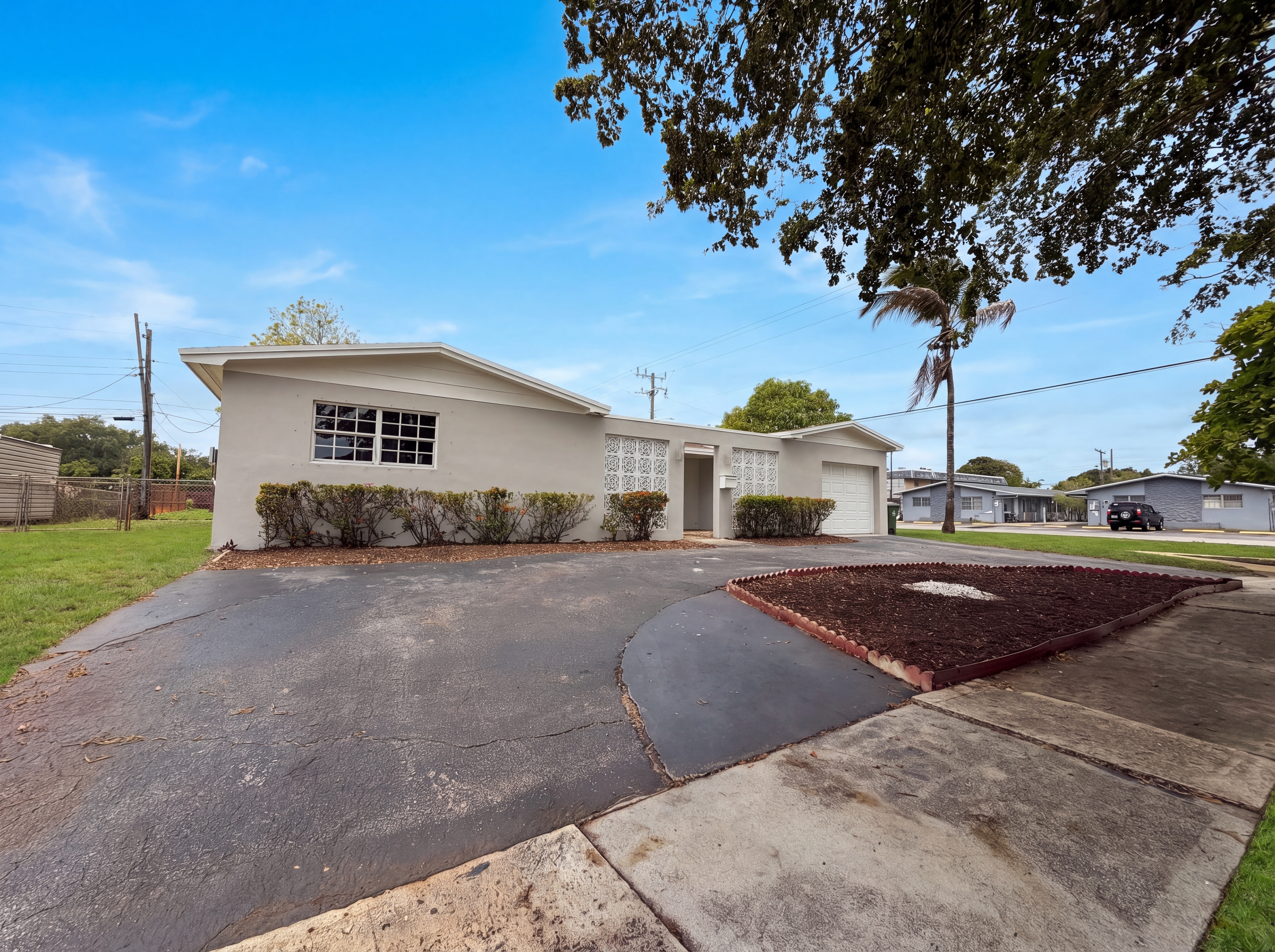 Photo 17 of 19 of 820 NW 78th Ave, Pembroke Pines, FL