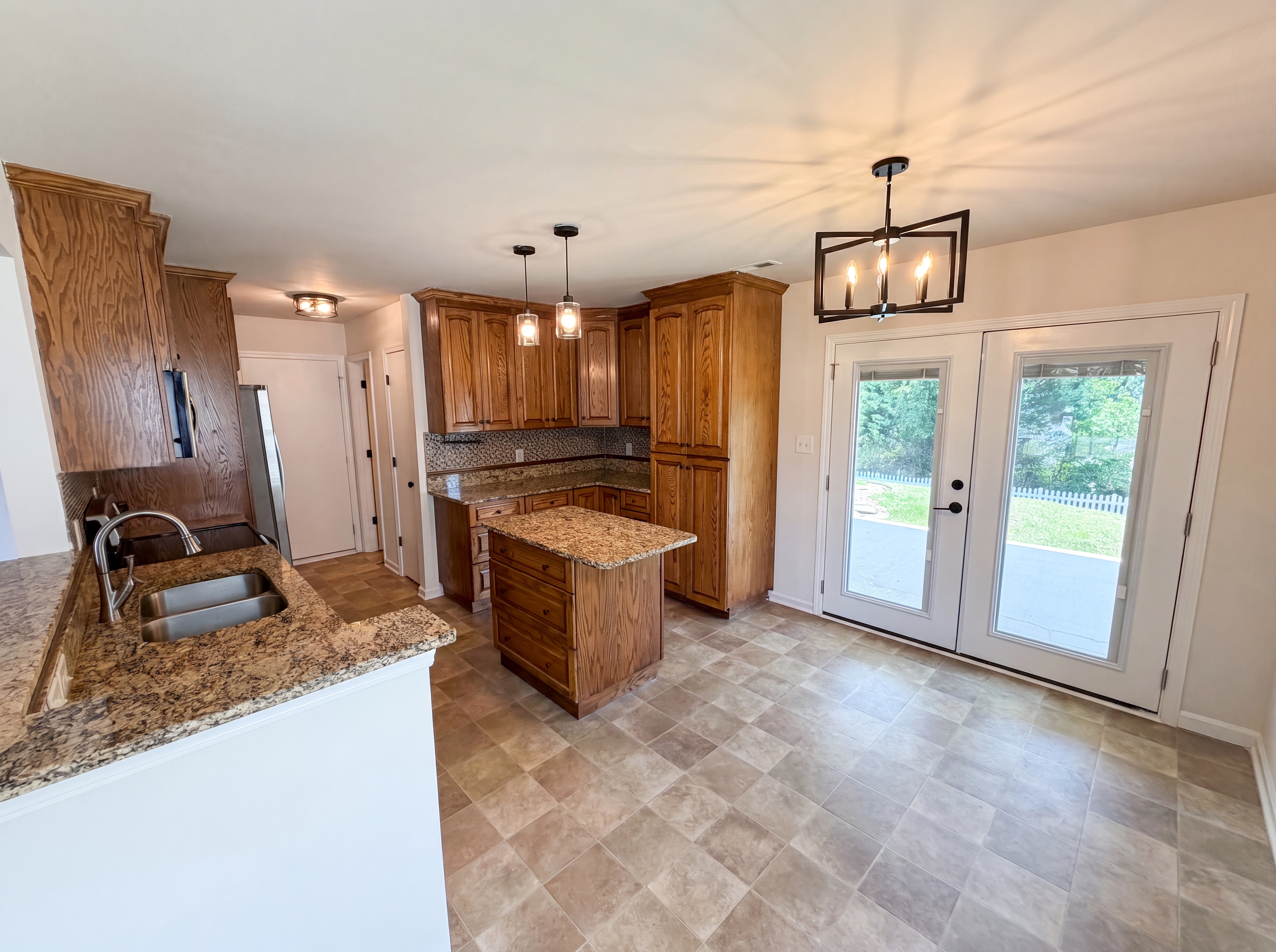 Photo 9 of 21 of 6121 Linda Vista Ln, Charlotte, NC