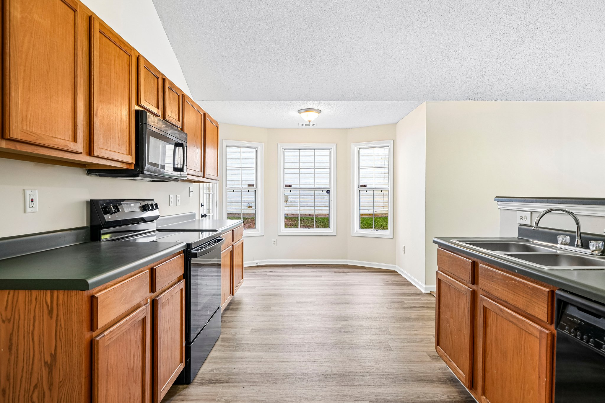 Photo 2 of 22 of 7121 Ravenwood Ln, Lithonia, GA