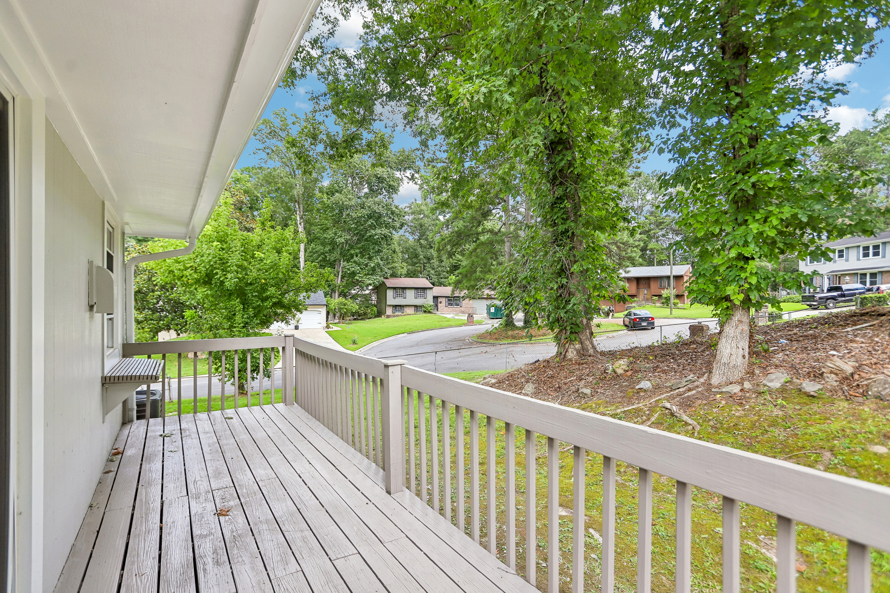 Photo 11 of 34 of 3020 Forestside Ln, Atlanta, GA