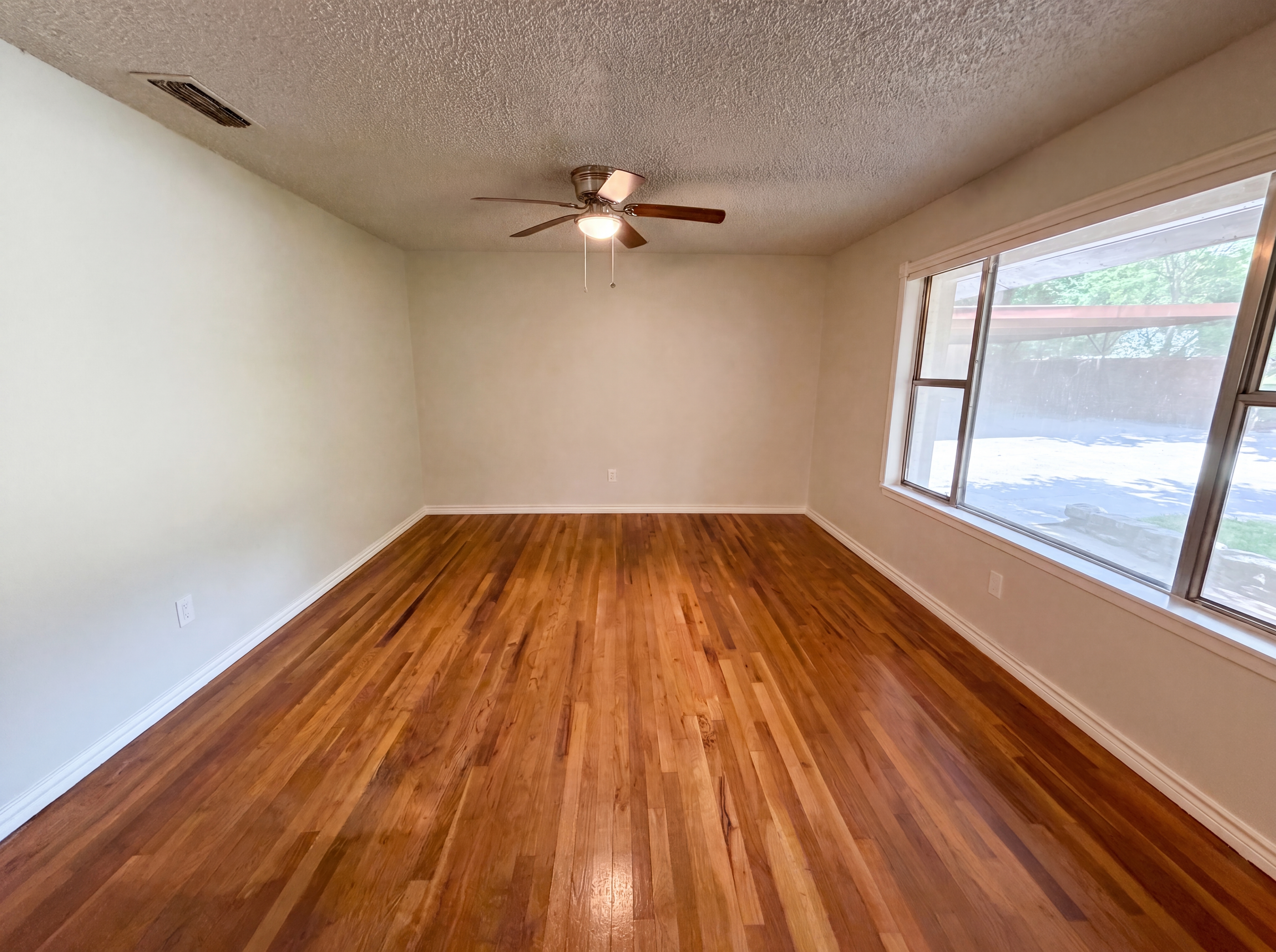 Photo 3 of 17 of 202 Vanshire Rd W, Lakeside, TX