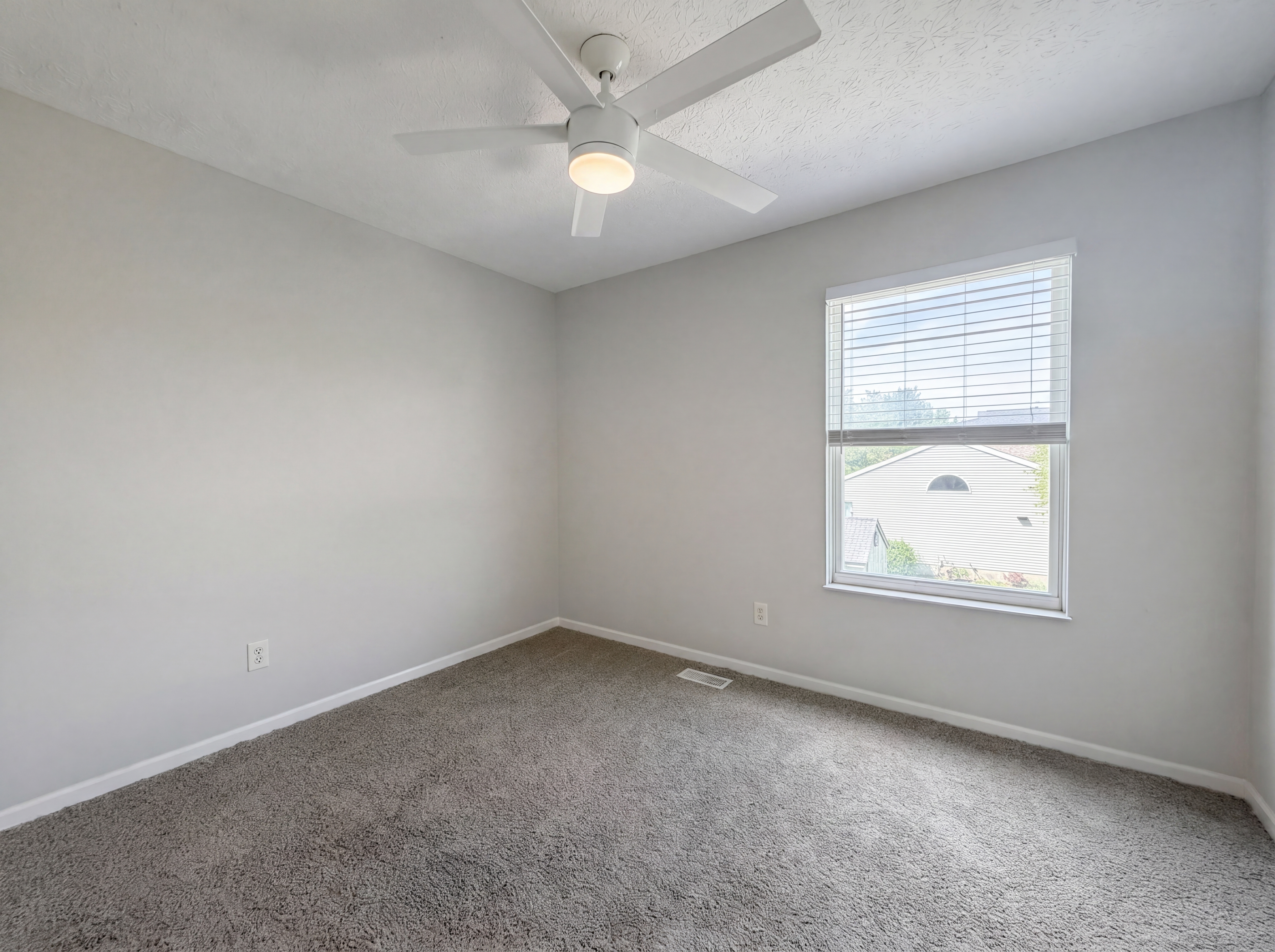 Photo 14 of 25 of 7296 Candlestone Dr, Reynoldsburg, OH