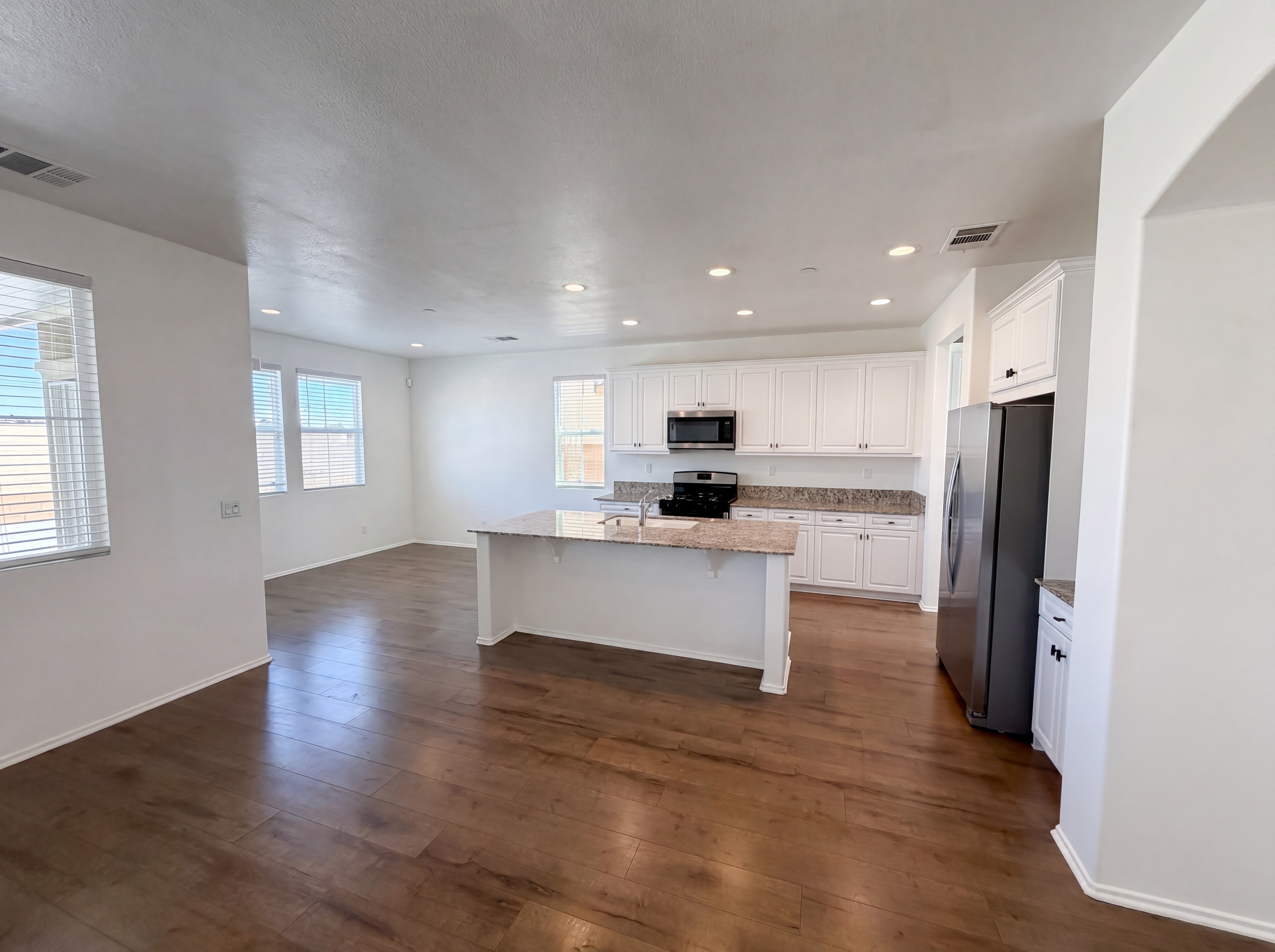 Photo 6 of 34 of 15110 Paseo Verde Pl, Victorville, CA