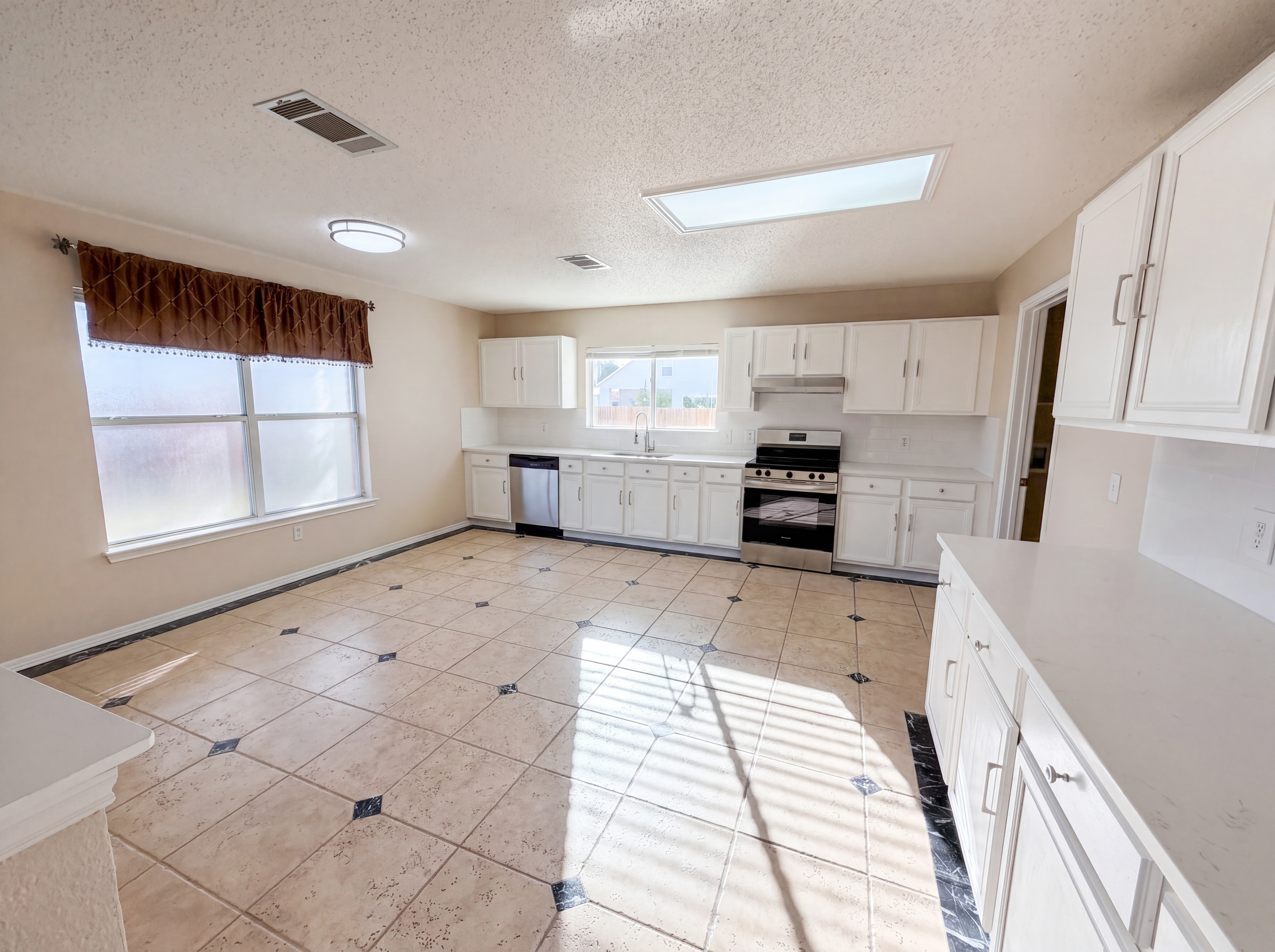 Photo 9 of 22 of 2727 High Point Dr, Round Rock, TX