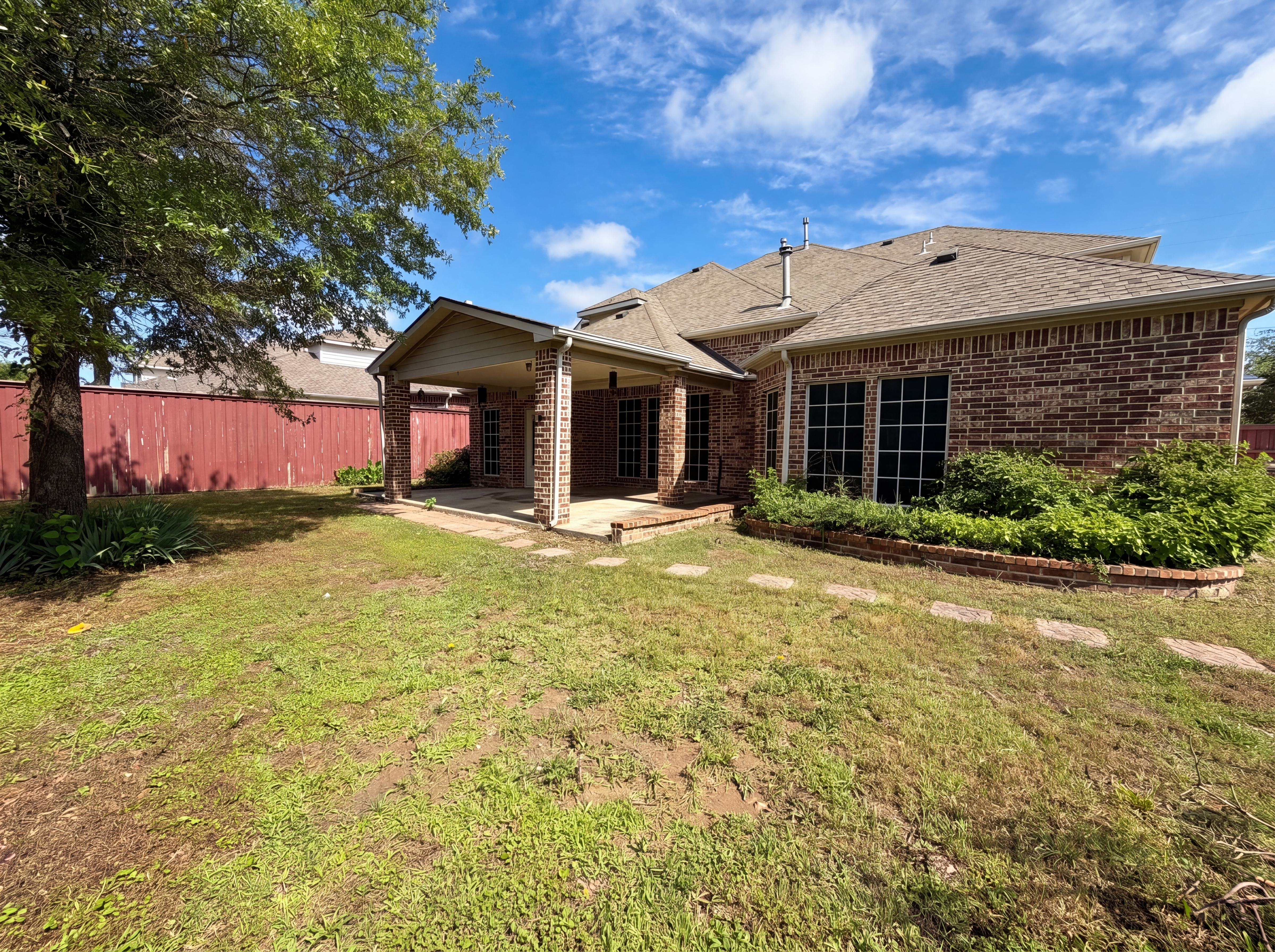 Photo 5 of 26 of 1126 Glencoe Dr, Glenn Heights, TX