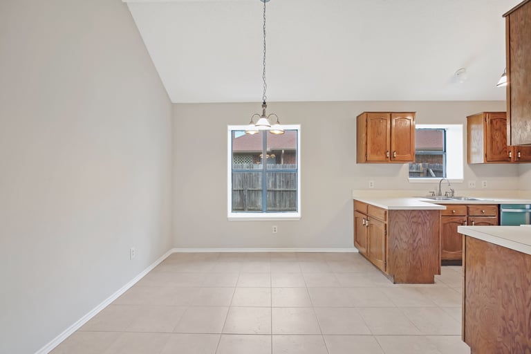 Photo 8 of 25 - 6204 Avanti Dr, Arlington, TX 76001