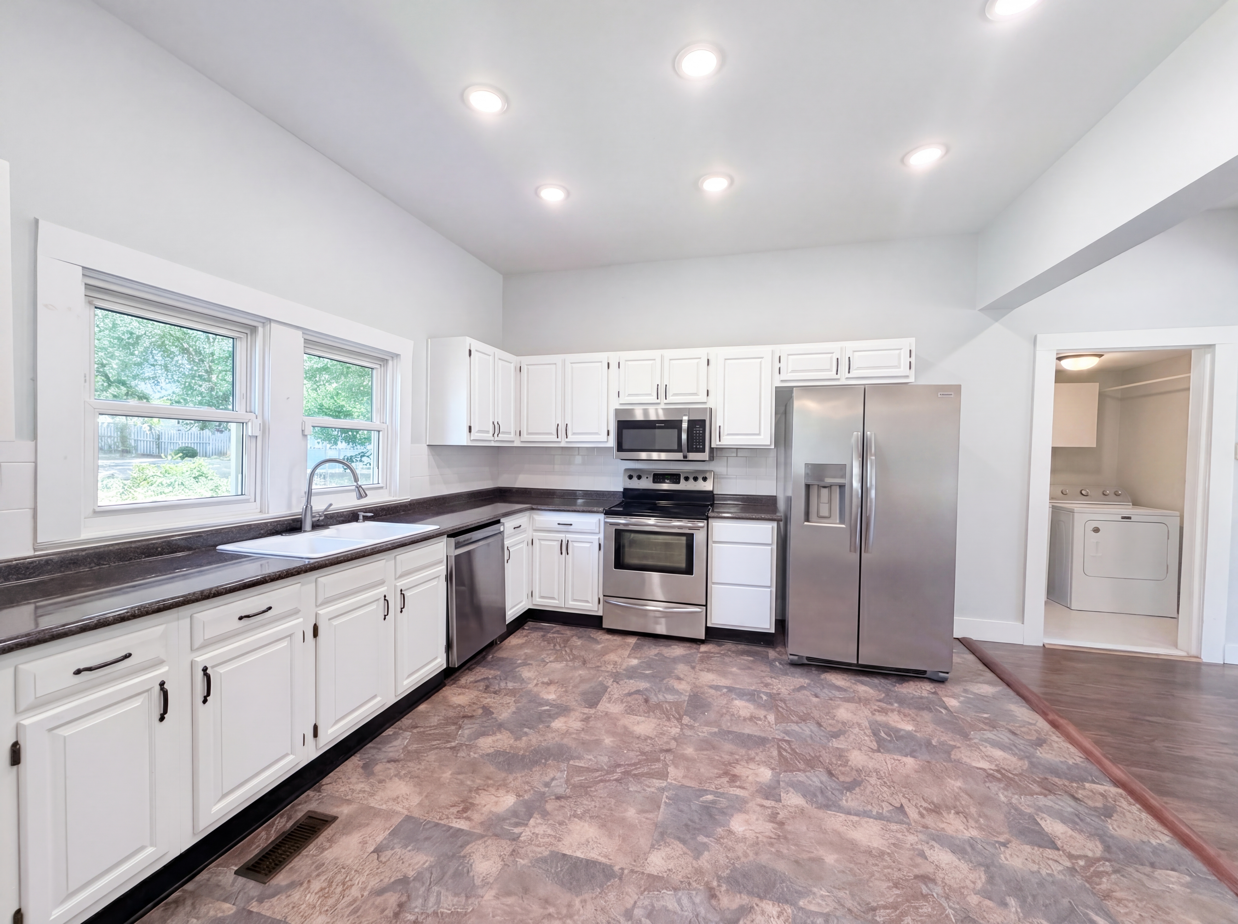 Photo 6 of 19 of 406 Dingler Ave, Mooresville, NC