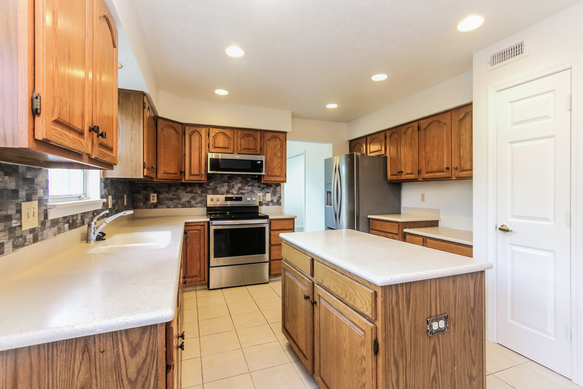 Photo 4 of 22 of 7641 Germander Ln, Indianapolis, IN