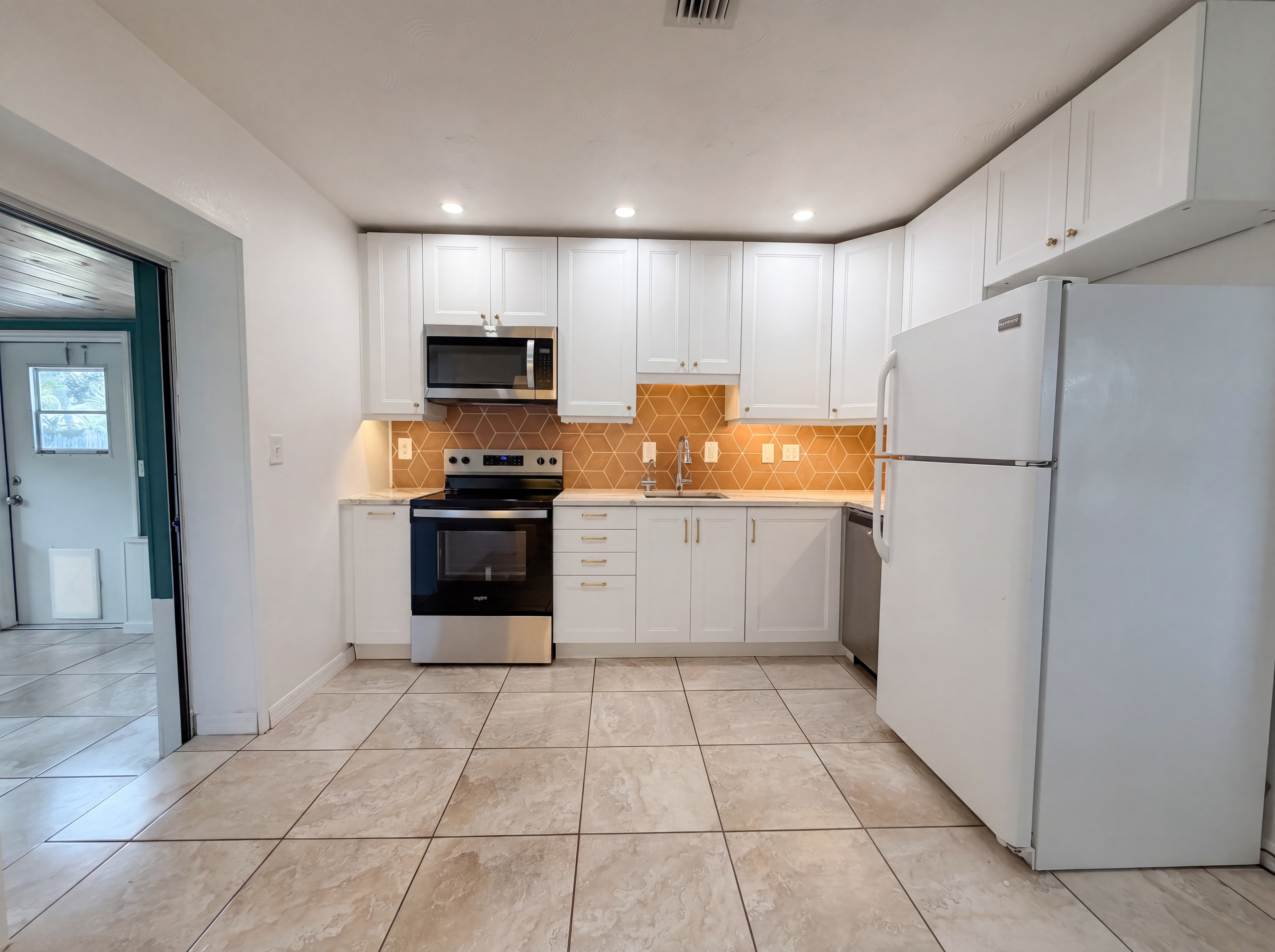 Photo 11 of 28 of 829 E 4th St, Englewood, FL