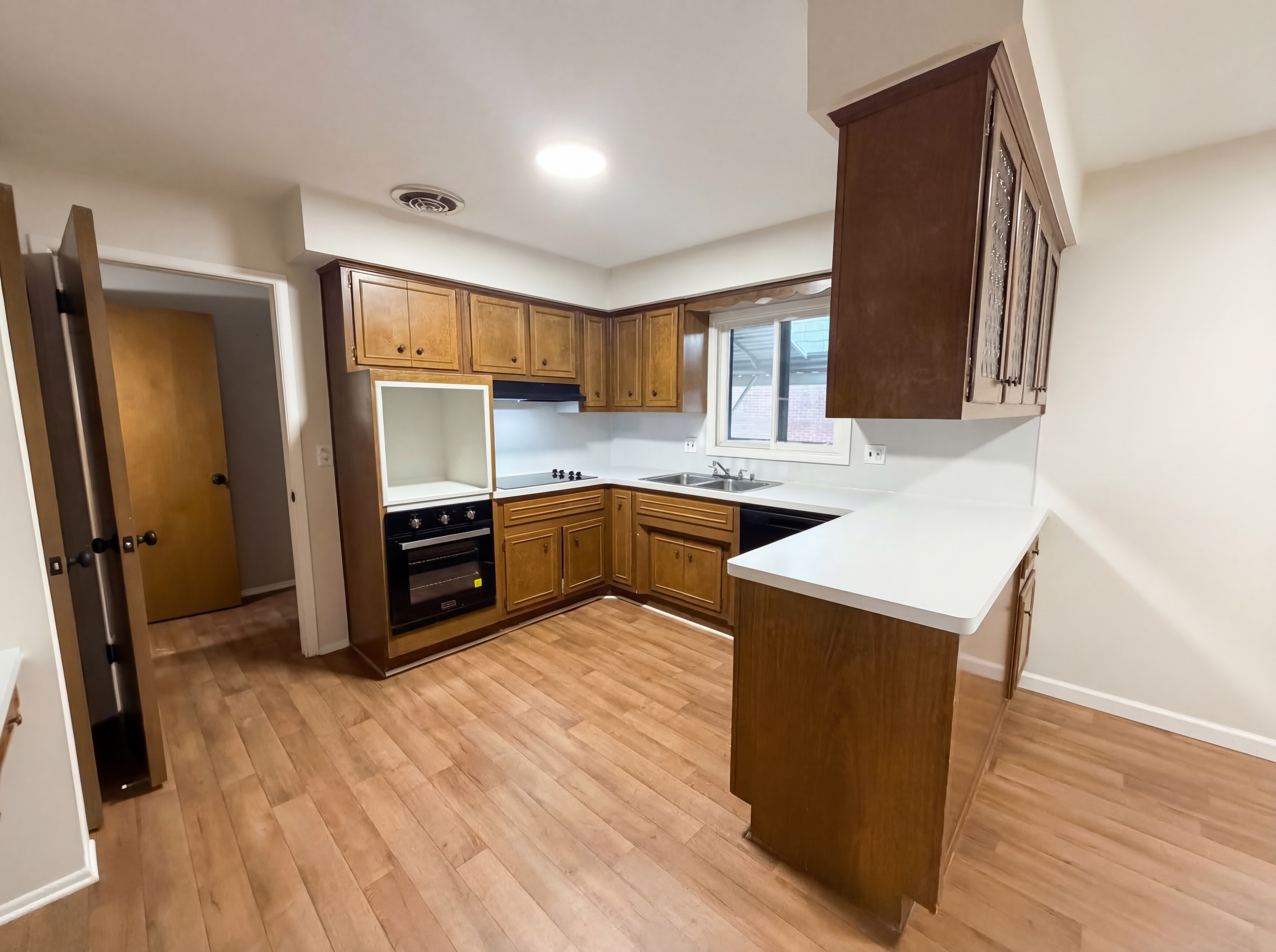 Photo 2 of 18 of 29467 Leemoor Dr, Southfield, MI