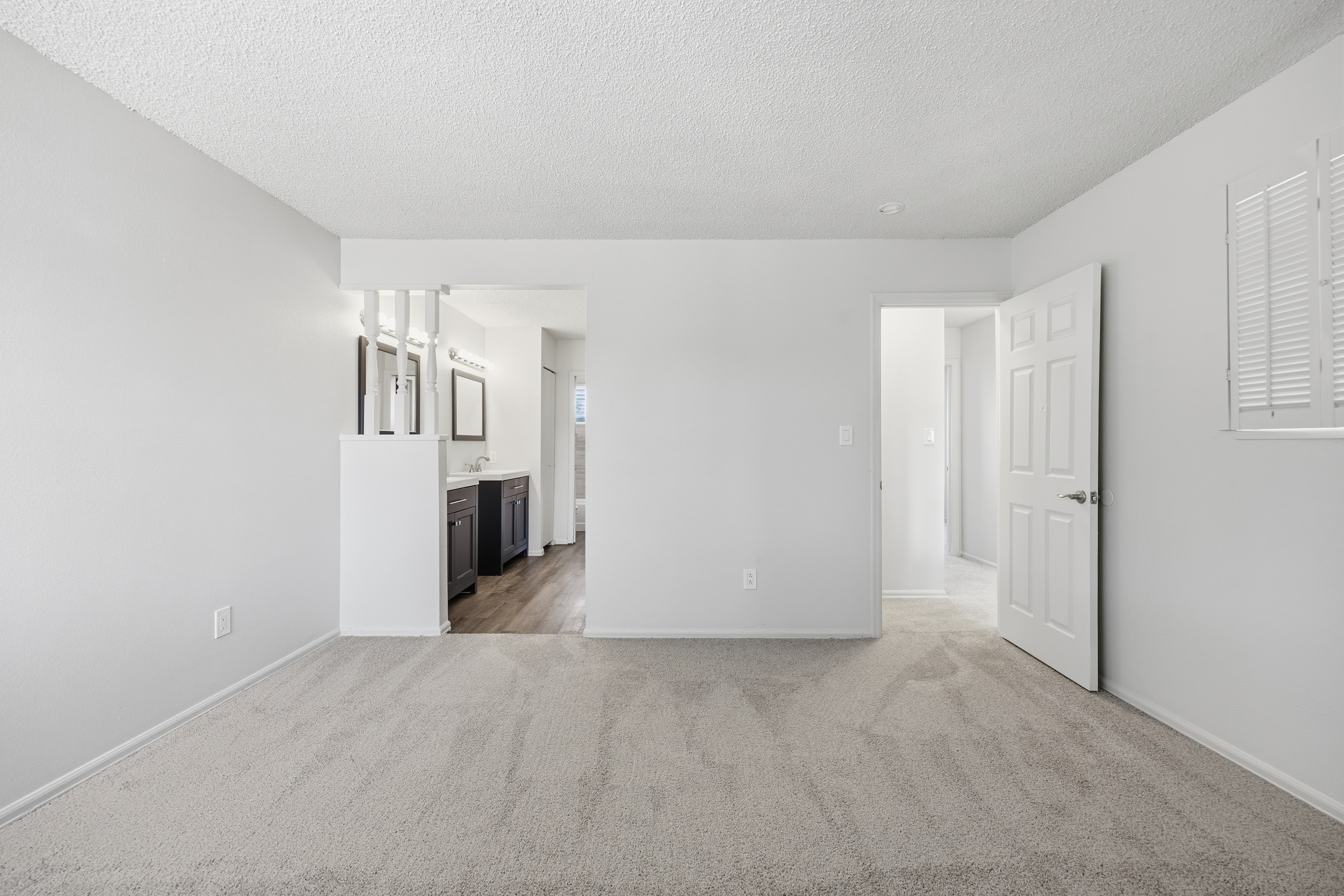 Photo 4 of 39 of 4571 Sunnyhill Dr, Colorado Springs, CO
