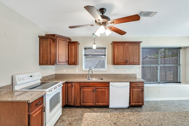 Photo 8 of 22 - 6312 Brookmont Ct, Arlington, TX 76018