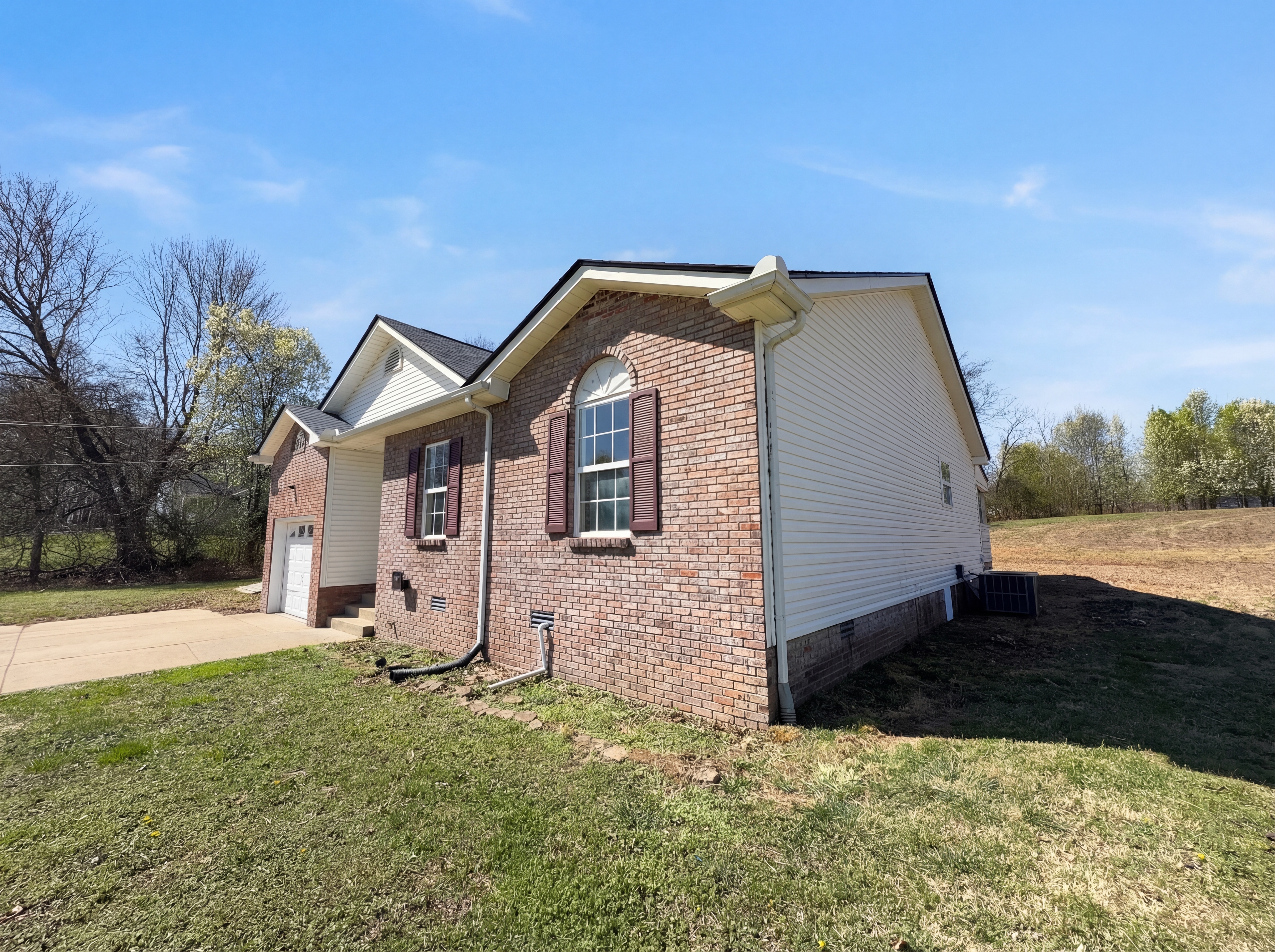 Photo 10 of 15 of 1690 Sparkleberry Dr, Clarksville, TN