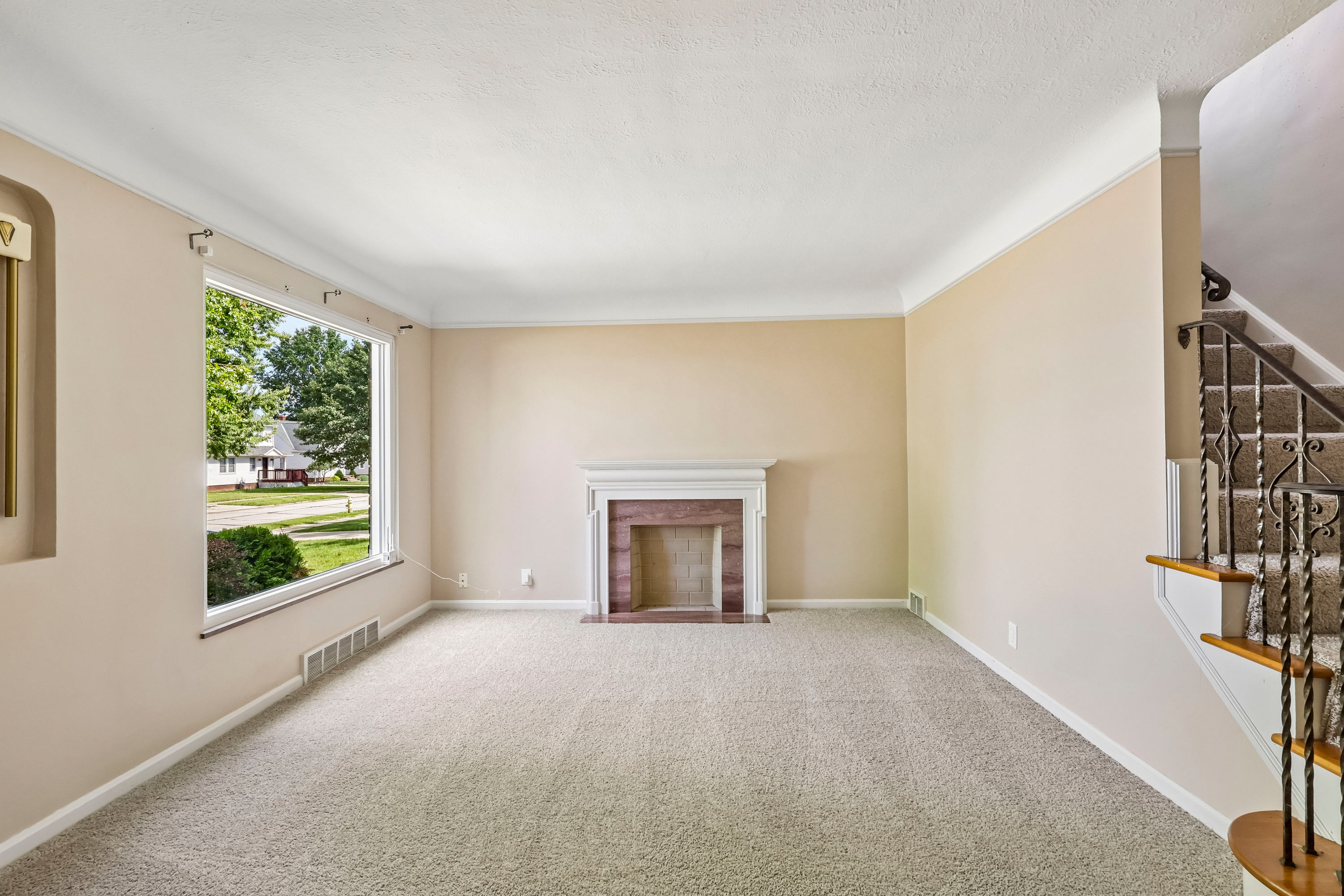 Photo 3 of 39 of 8223 Manorford Dr, Cleveland, OH