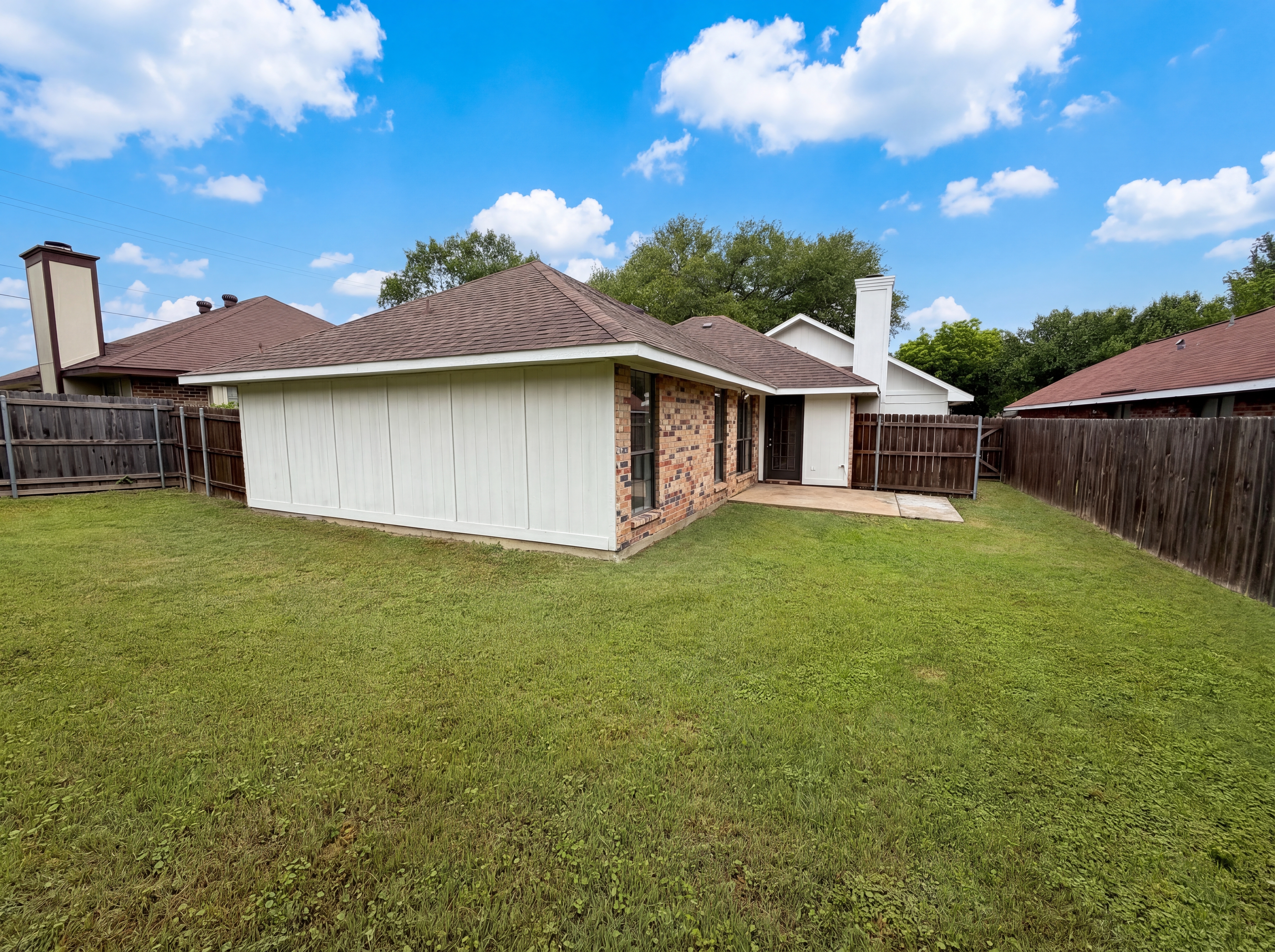 Photo 5 of 18 of 1502 Allen Dr, Cedar Hill, TX