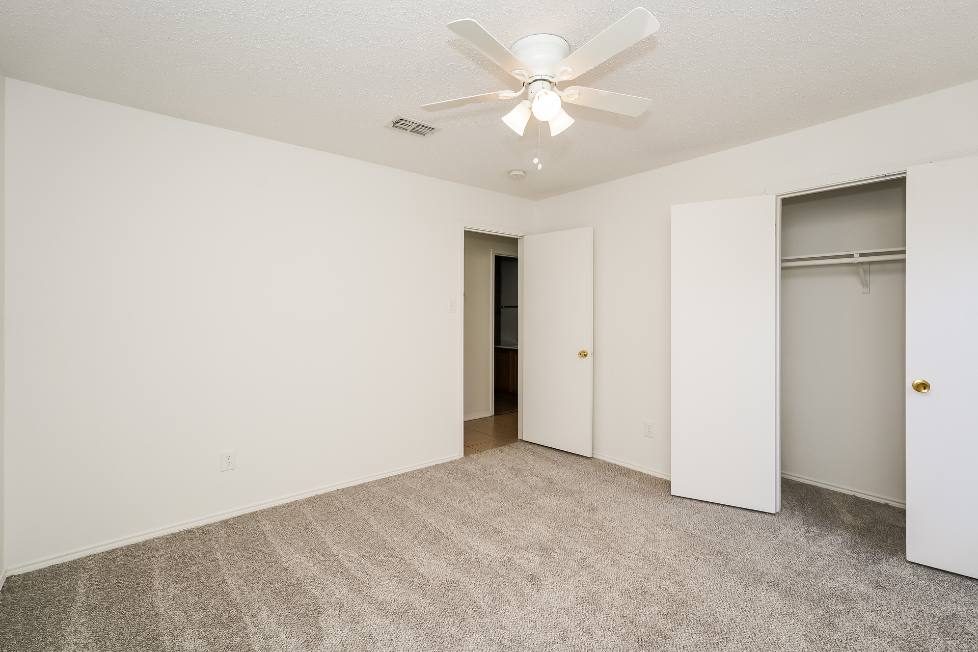 Photo 6 of 21 of 8717 Hunters Creek Dr, Fort Worth, TX