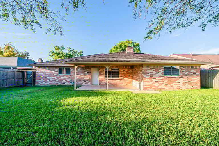 Photo 5 of 27 - 5113 Meadow Crest St, La Porte, TX 77571