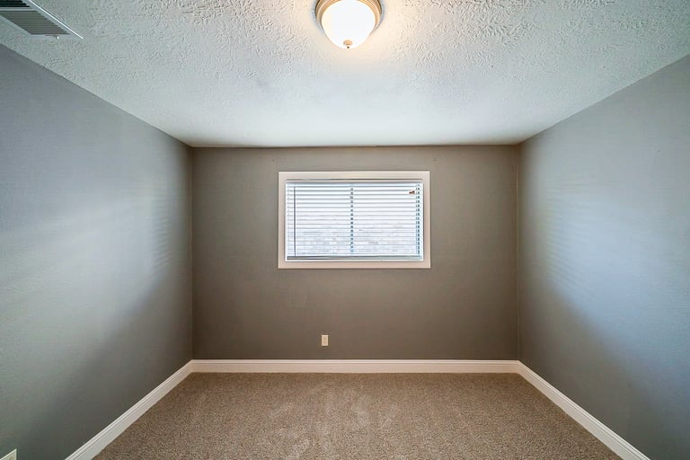 Photo 16 of 27 - 5113 Meadow Crest St, La Porte, TX 77571