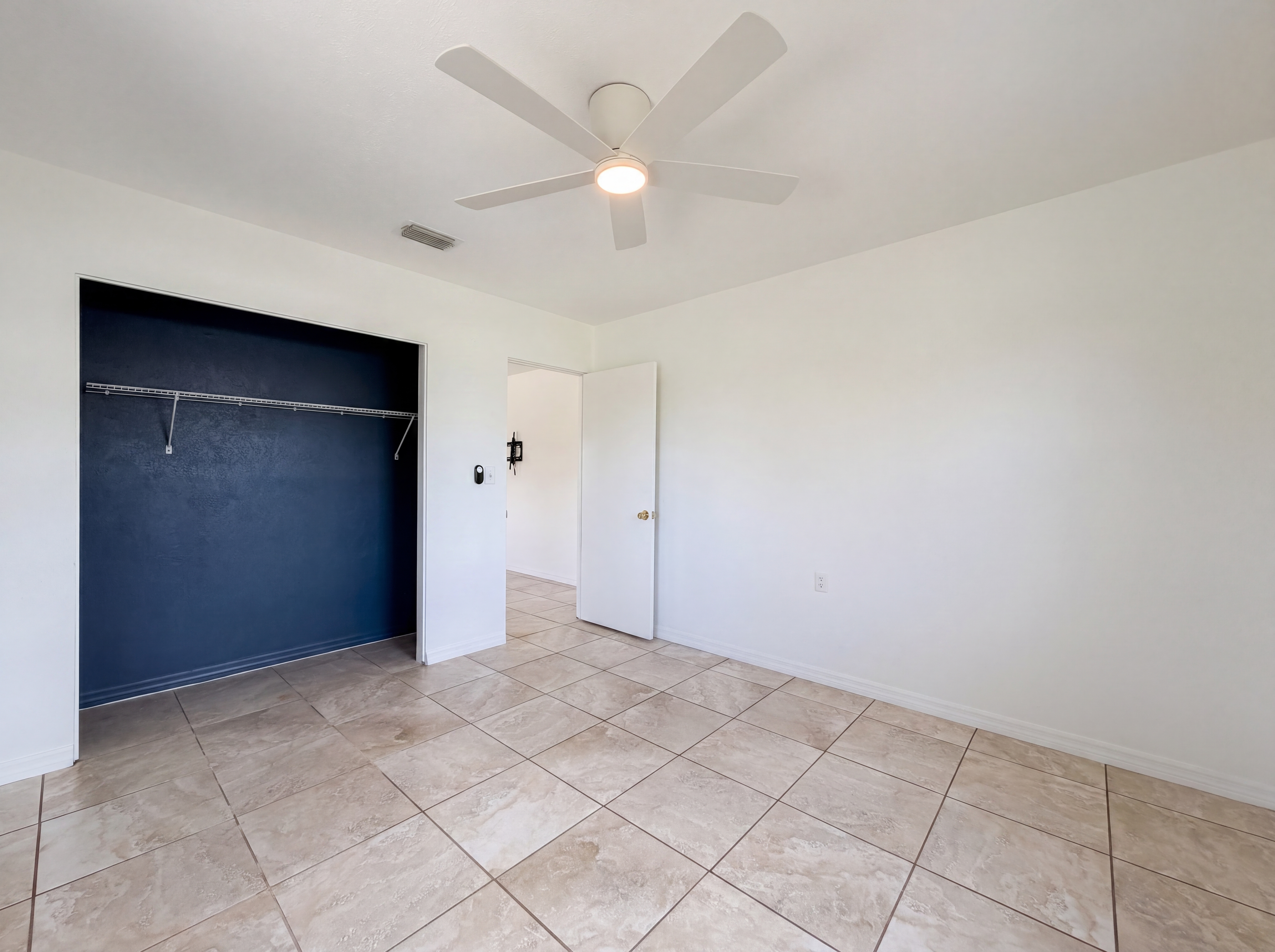 Photo 4 of 28 of 829 E 4th St, Englewood, FL