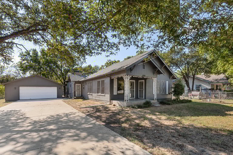 Photo 25 of 30 - 1404 Stanwood Ave, Cleburne, TX 76033
