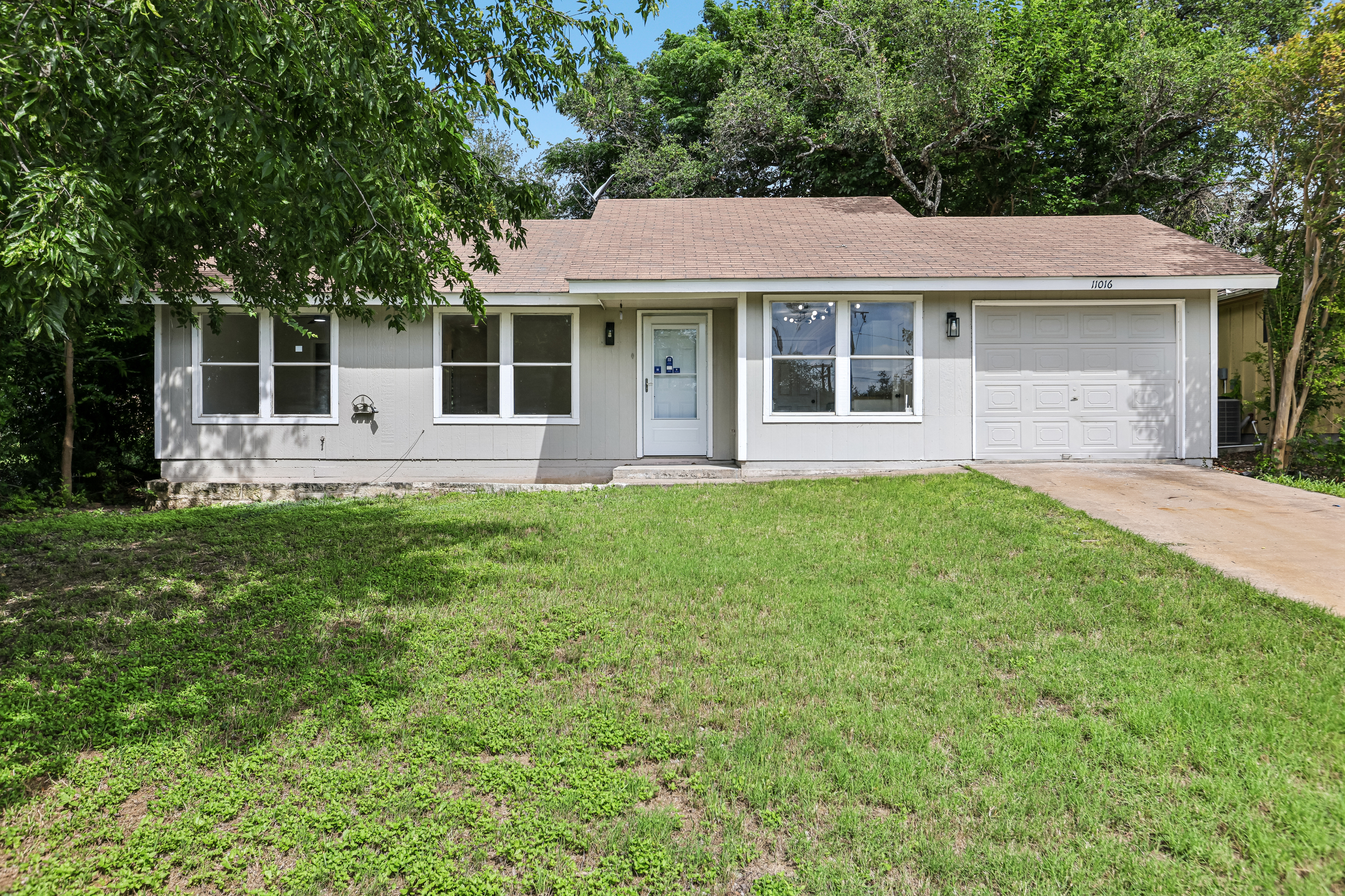 Photo 13 of 35 of 11016 Oak St, Jonestown, TX