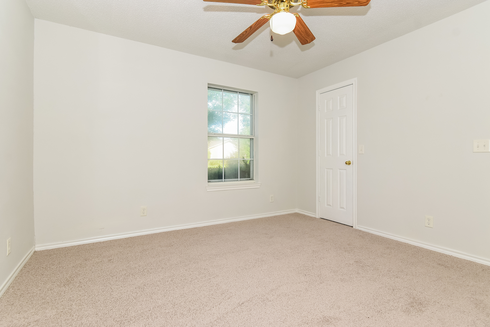Photo 18 of 20 of 2127 N Village Dr, Bonham, TX