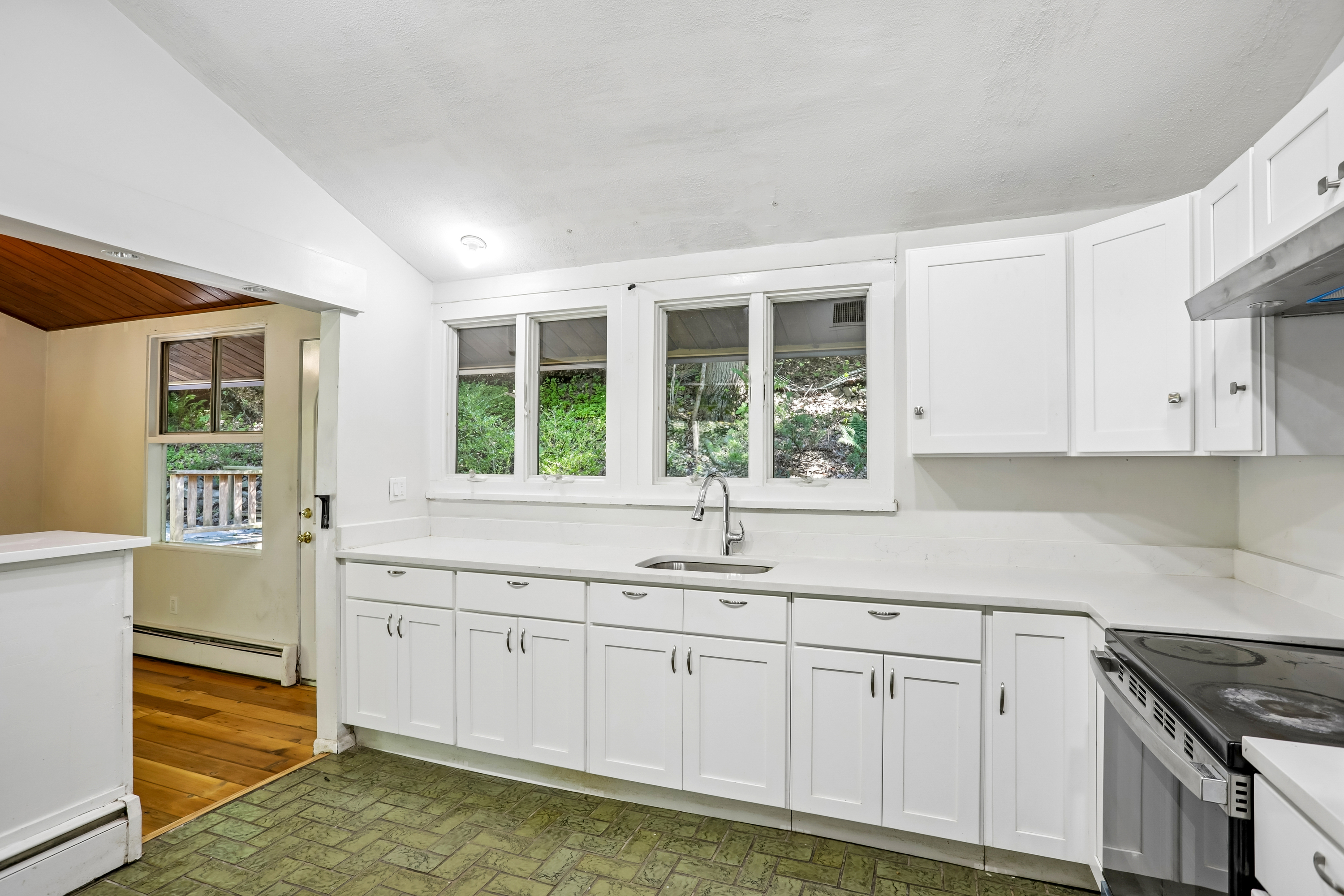 Photo 11 of 31 of 951 Haverstraw Rd, Suffern, NY
