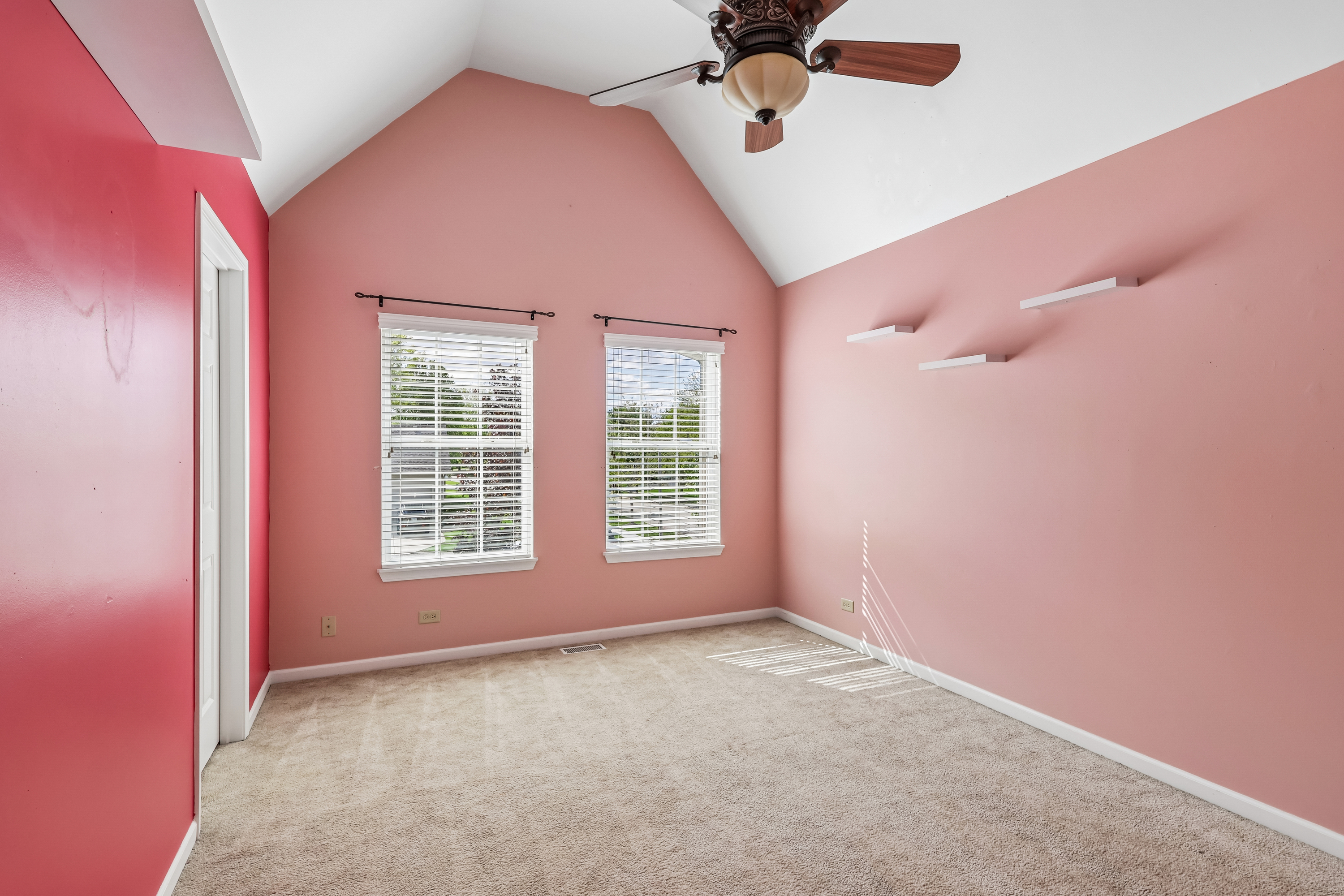 Photo 18 of 41 of 426 Heatherwood Dr, Oswego, IL