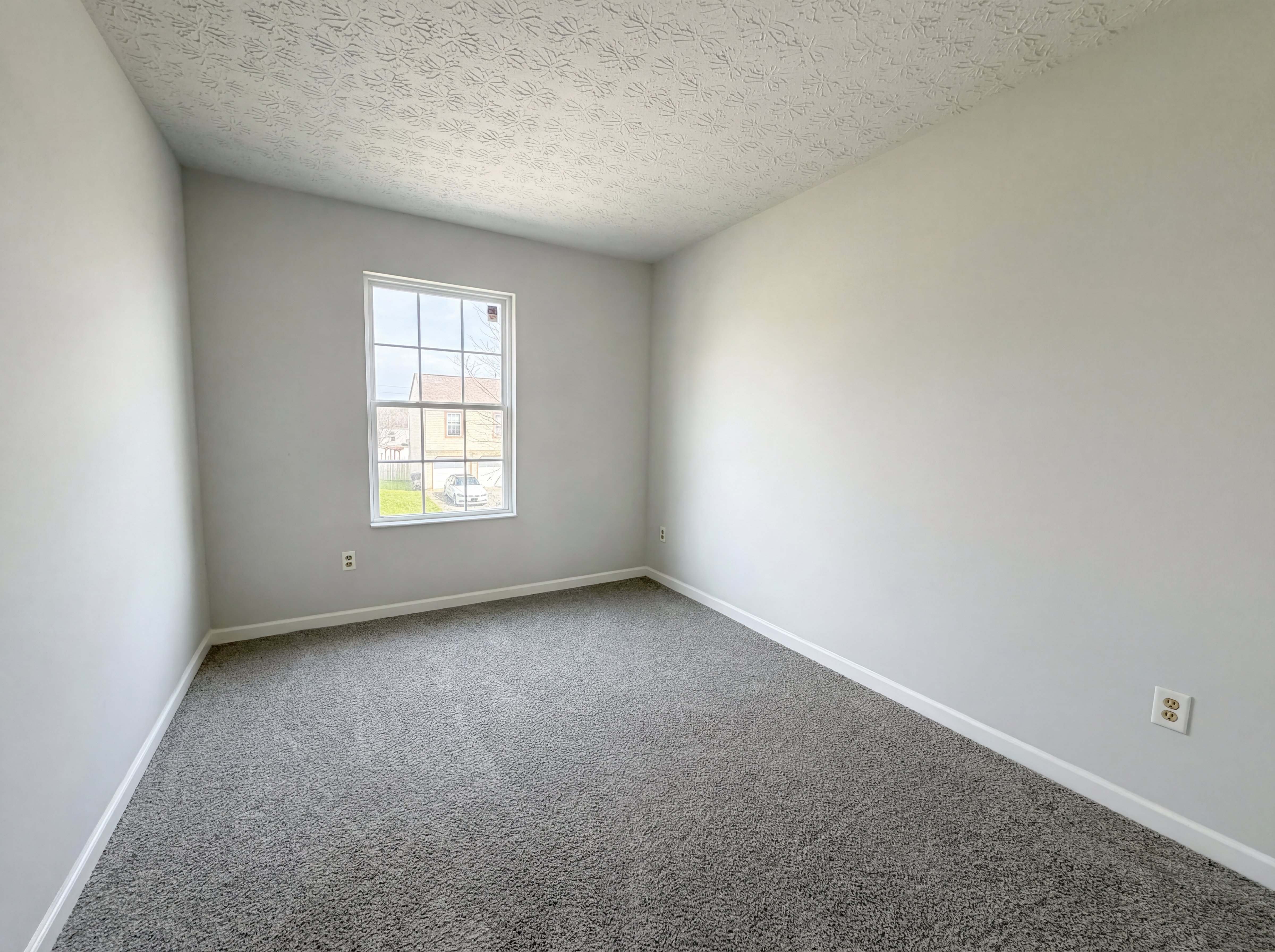 Photo 16 of 25 of 5691 Matuka Dr, Columbus, OH