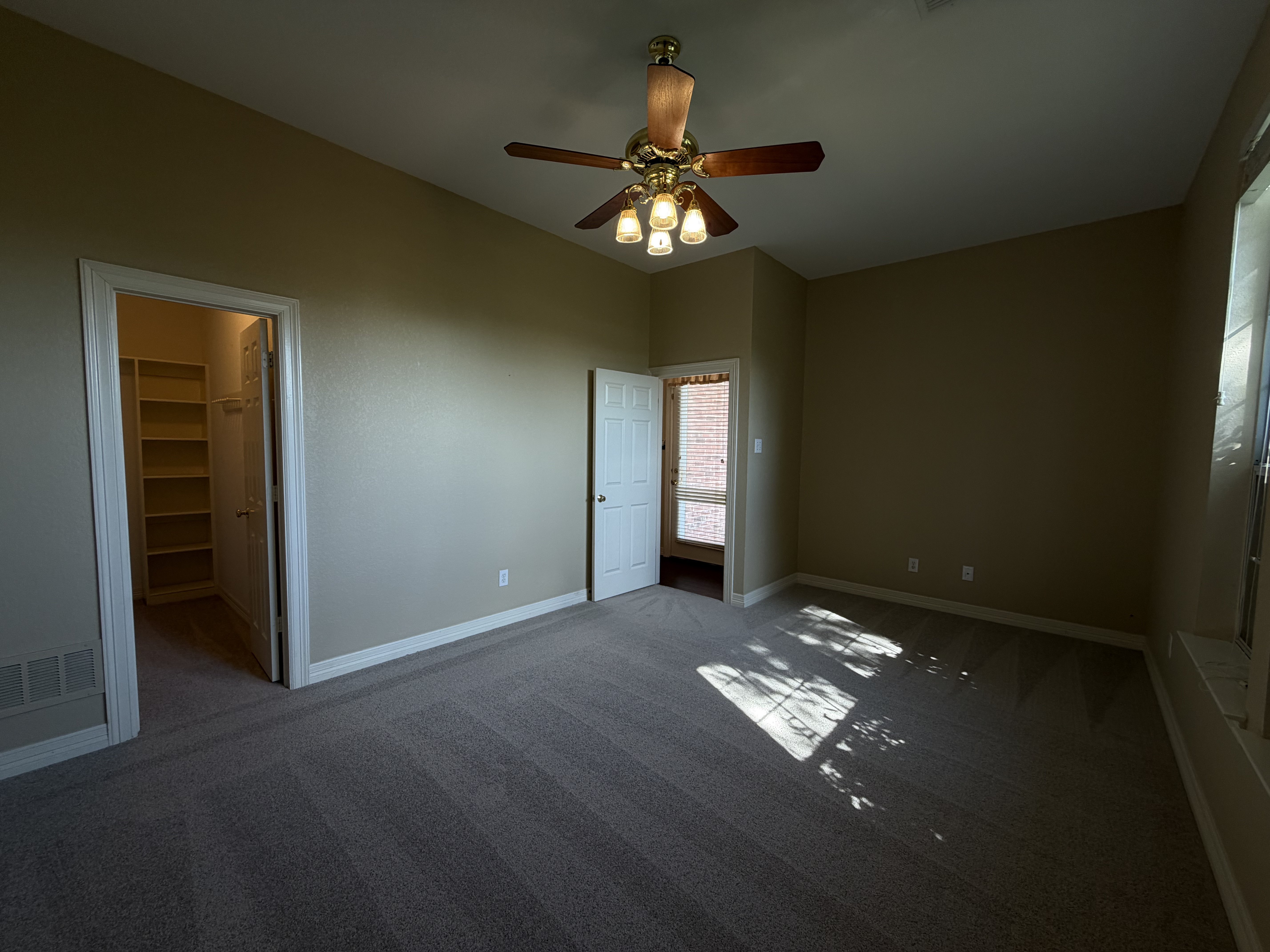 Photo 15 of 29 of 619 Edgewood Ln, Red Oak, TX