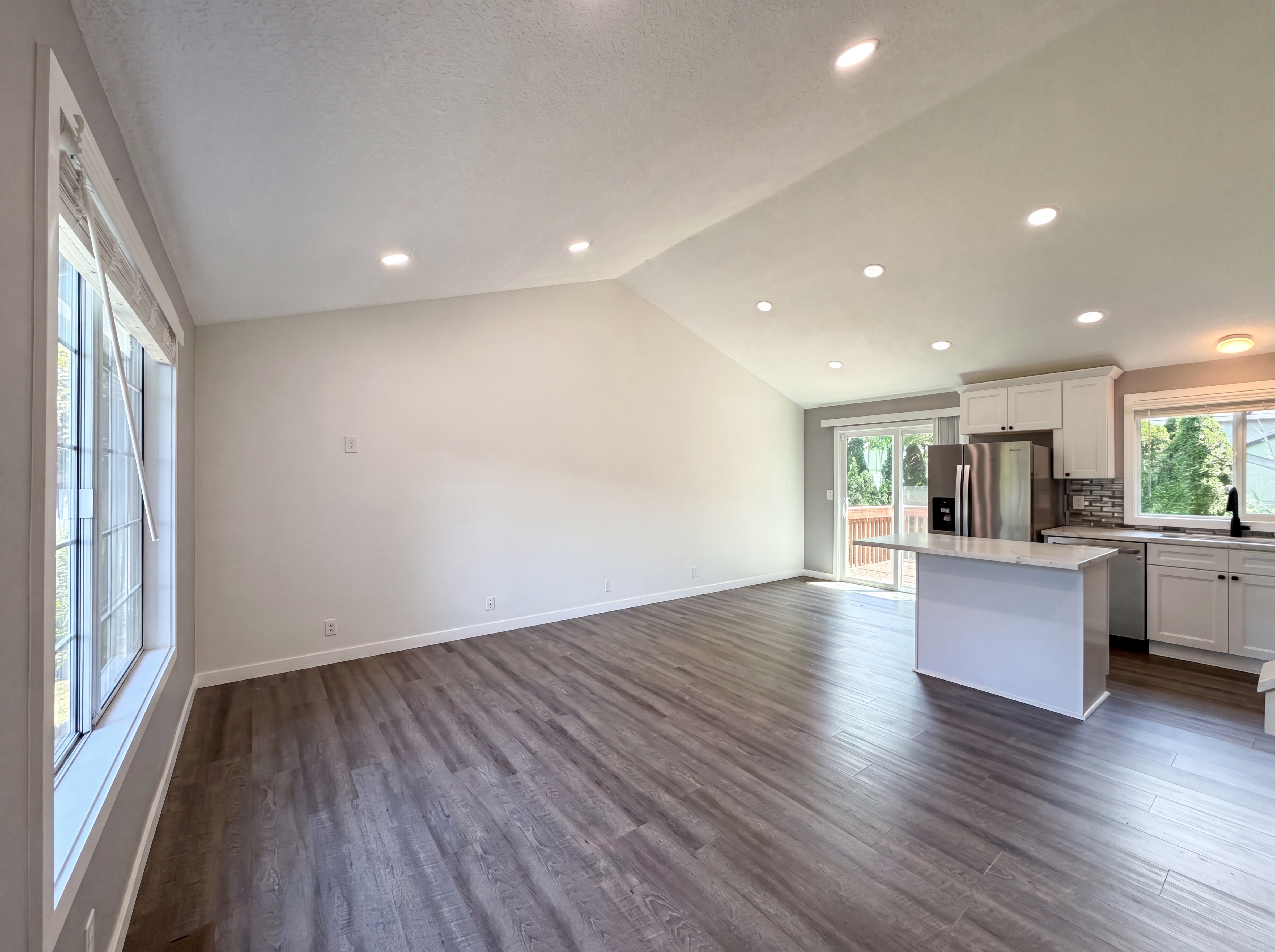 Photo 8 of 18 of 20860 SW Parker Ct, Beaverton, OR