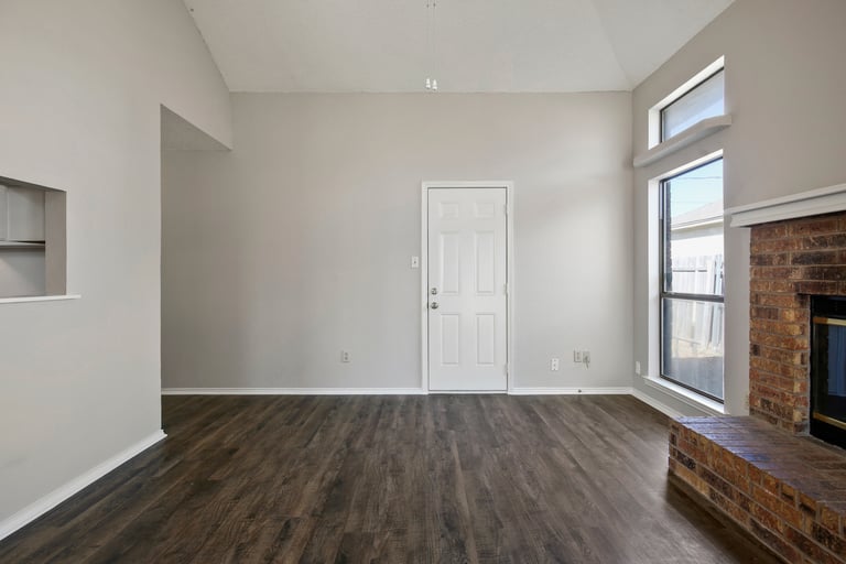 Photo 11 of 29 - 6800 Running Creek Dr, Arlington, TX 76001