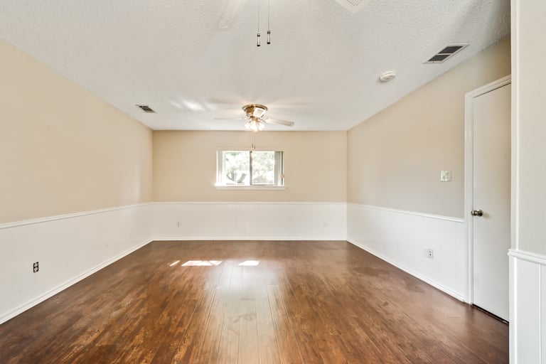 Photo 14 of 31 - 702 Meadowglen Cir, Coppell, TX 75019