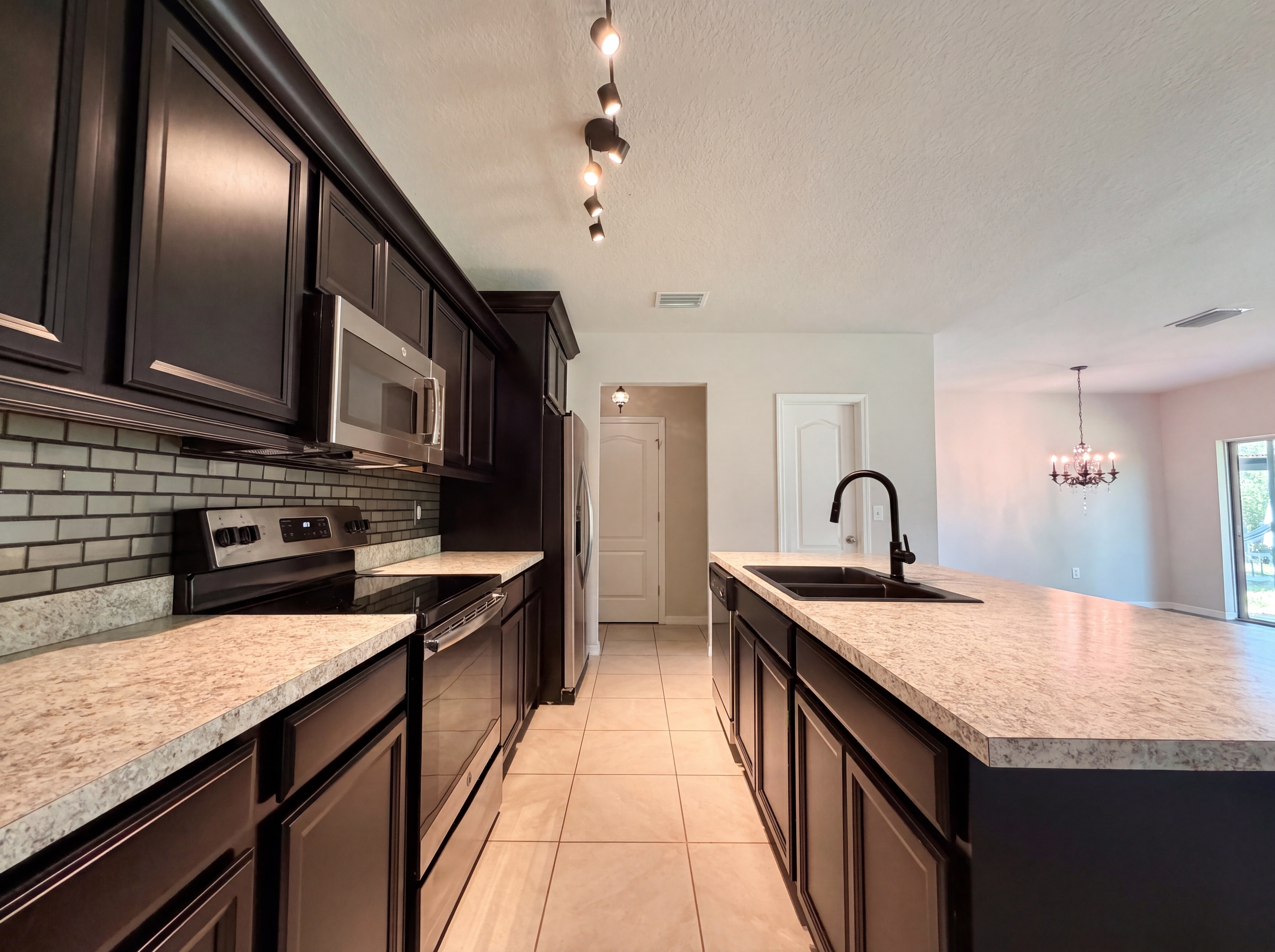 Photo 2 of 32 of 14405 Scottburgh Glen Dr, Wimauma, FL