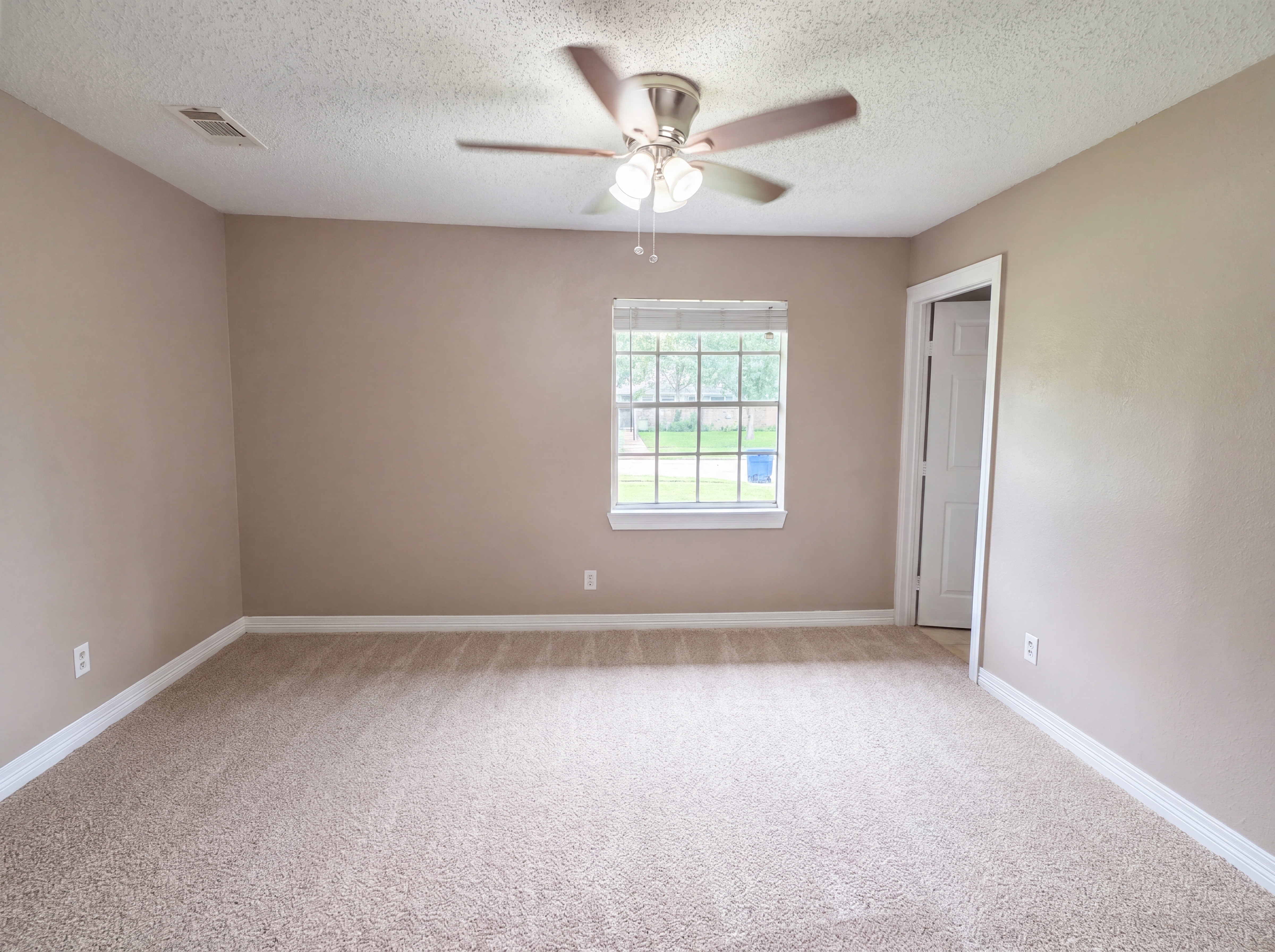 Photo 6 of 16 of 3255 Whitehall Dr, Dallas, TX