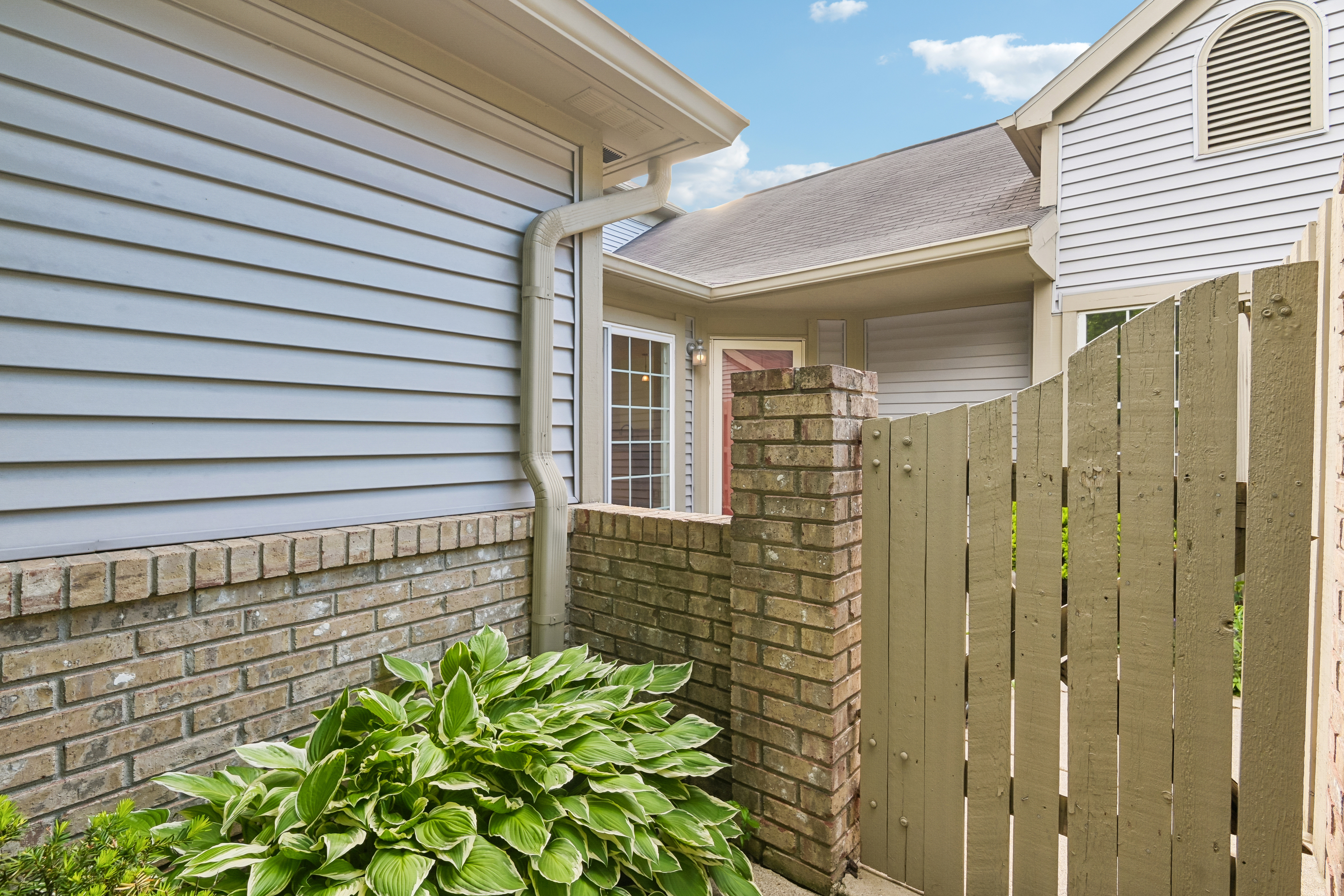Photo 9 of 42 of 3711 Magenta Ln, Indianapolis, IN