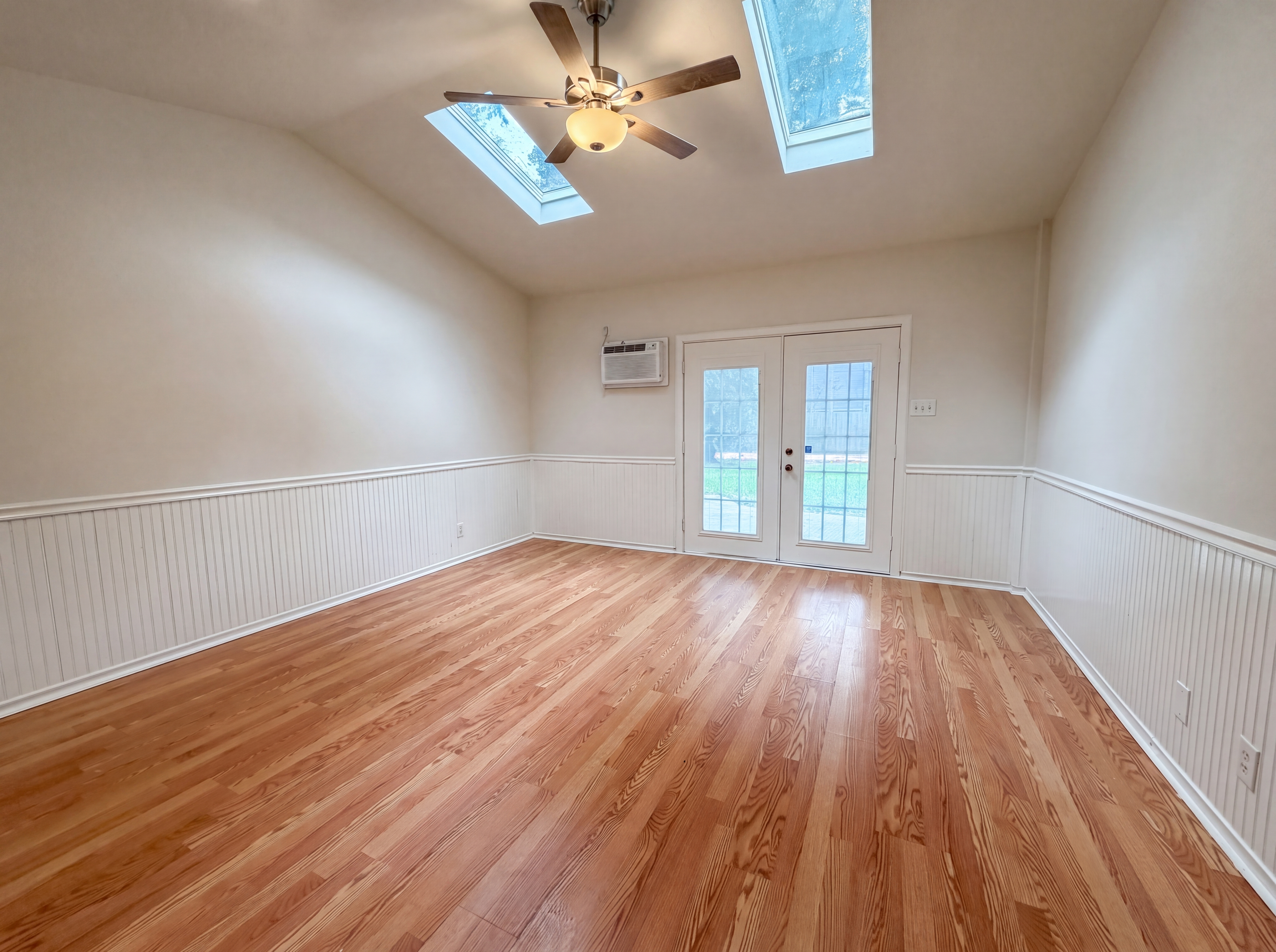 Photo 11 of 23 of 17518 Rustington Dr, Spring, TX