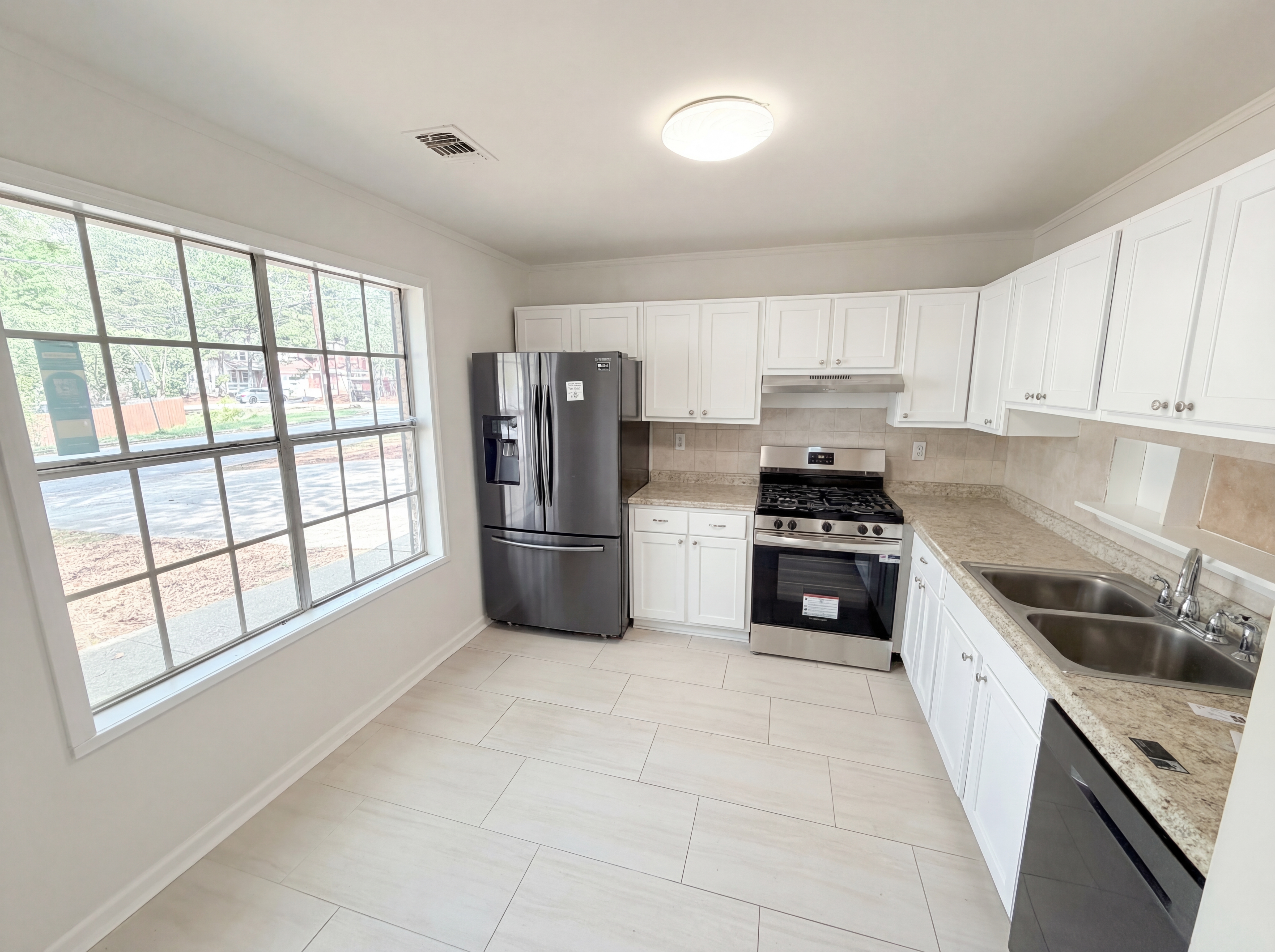 Photo 19 of 31 of 4727 Garden Hills Dr, Stone Mountain, GA