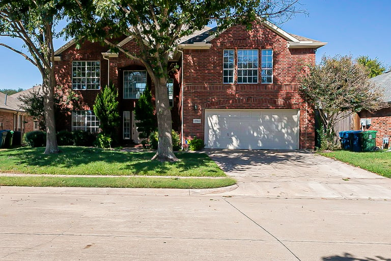 Photo 1 of 32 - 2704 Timberhaven Dr, Flower Mound, TX 75028