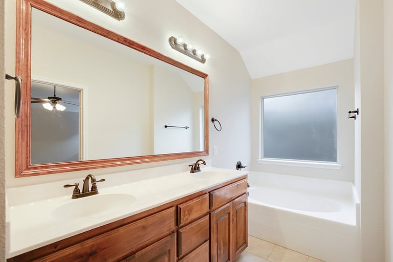 Photo 15 of 25 - 6016 Beachview Ln, Fort Worth, TX 76179