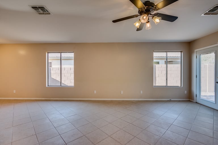 Photo 4 of 25 - 7010 S 24th Ln, Phoenix, AZ 85041