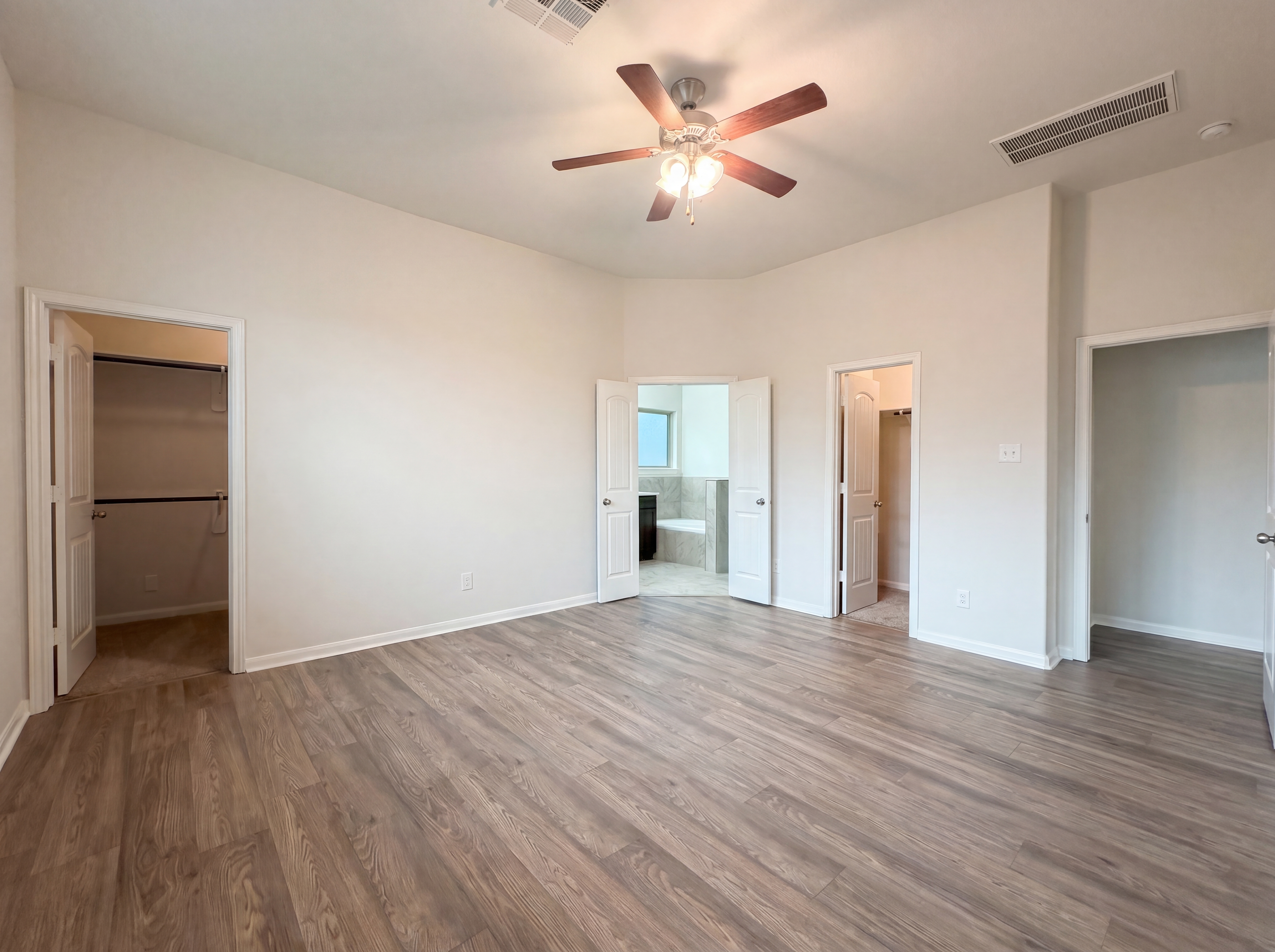 Photo 4 of 28 of 5426 Louie Ln, Katy, TX