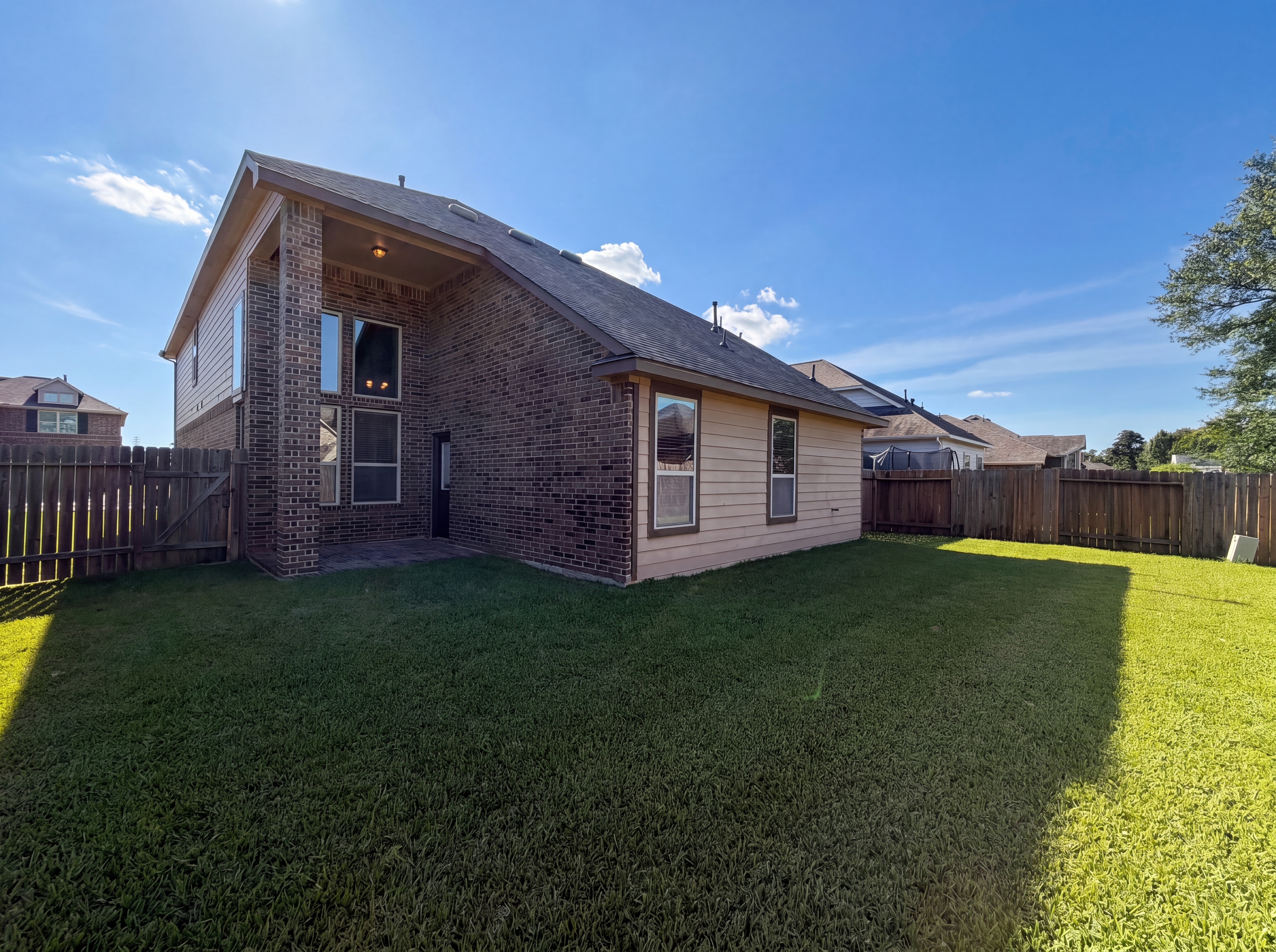 Photo 5 of 26 of 6523 Hunters Creek Ln, Baytown, TX